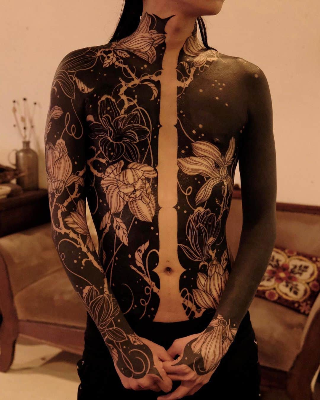 GAKKINのインスタグラム：「Magnolias in spring snow @____gxx____  Bodysuit in progress  #蔓見切り　 #雪」
