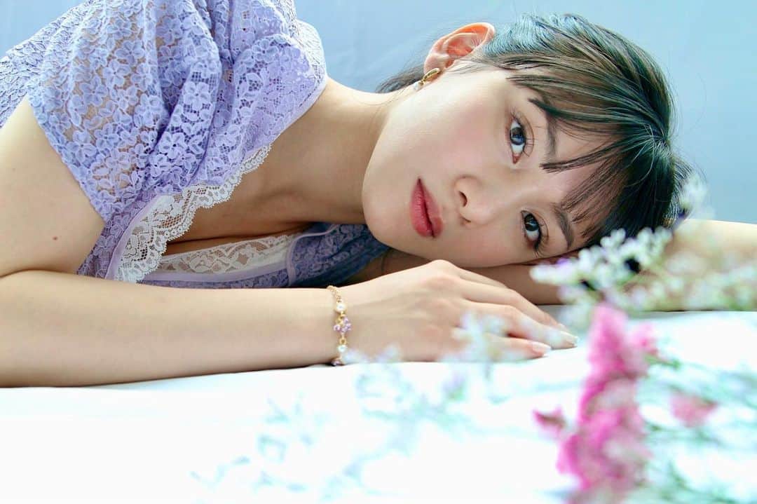 長谷川晴奈のインスタグラム：「春ですね…。🌷🌸  camera📸 @bao48   #Spring #春 #作品撮り　#フォトブック　#photographer #photography #photo #picture #photobook #fashion #style」