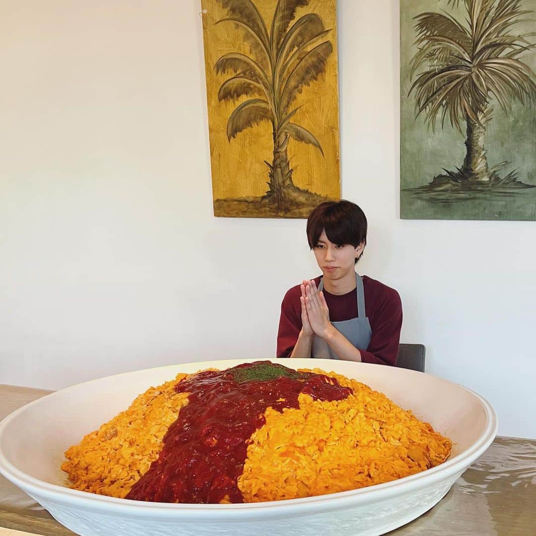 はじめしゃちょーのインスタグラム：「100人前のオムライス作ったぜ！ ぐりとぐらの世界 料理してるから動画見てね🍳」