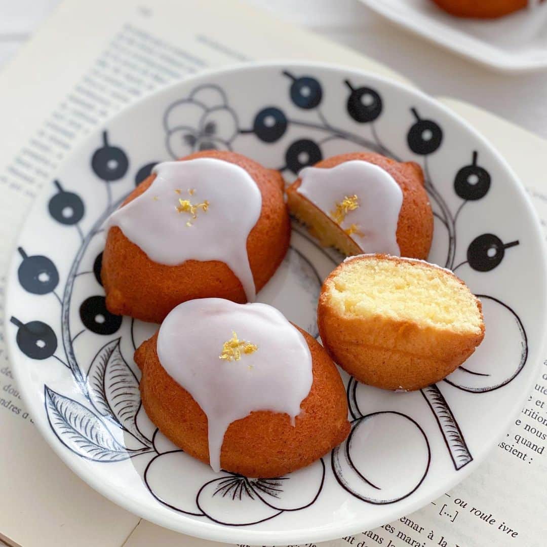 marimoのインスタグラム：「"お菓子の写真が、思い通りに撮れると楽しいよ♫" というのを伝えたくて、写真講座をしています🫶  お菓子を作ったら、"どんな風に撮ってあげようか"と考えてワクワクして、 想像以上においしそうに撮れるとすっごく嬉しいです☺️🌸  写真講座［１期生］の皆さんがものすごく上達して、お菓子作りも写真も楽しんでいるのをみて、第２期の開講を決めました✨  ２期生のみなさんにも楽しんでほしいな🫶🌷 （すでに５０名以上のお申込を頂き、ありがとうございます☺️）  ただいま受付中ですが…  ⚠️あと４日で締切です〆  ⚠️「はじめてのスタイリングセット（写真10枚目）」はすぐに売り切れてしまったため、追加で準備します🏃 これから購入される方は《予約購入》とさせて頂き、準備でき次第の発送となります🕊  ⚠️詳細はブログ「marimo cafe」をご覧ください。 @marimo_cafe プロフィール欄リンク、ストーリーズから飛べます🕊  一緒に、写真を楽しみましょう〜☺️  よろしくお願いします♫  ーーーー  𖧷このアカウントでは初心者でも美味しく作れるレシピやお菓子教室のご案内を投稿しています♫  𖧷レシピ一覧はプロフ欄リンクよりご覧いただけます🥸 こちらから→ @marimo_cafe  𖧷レシピ本最新刊『本当においしいお菓子の作り方』KADOKAWAより発売中！ 全国の書店、ネット書店にて購入できます♫  𖧷いつもいいね、コメント、フォローありがとうございます☺️励みになっております🫶  ーーーー  #お菓子作り #お菓子作り記録 #手作りお菓子 #焼き菓子好きな人と繋がりたい #おやつ #レモンケーキ」