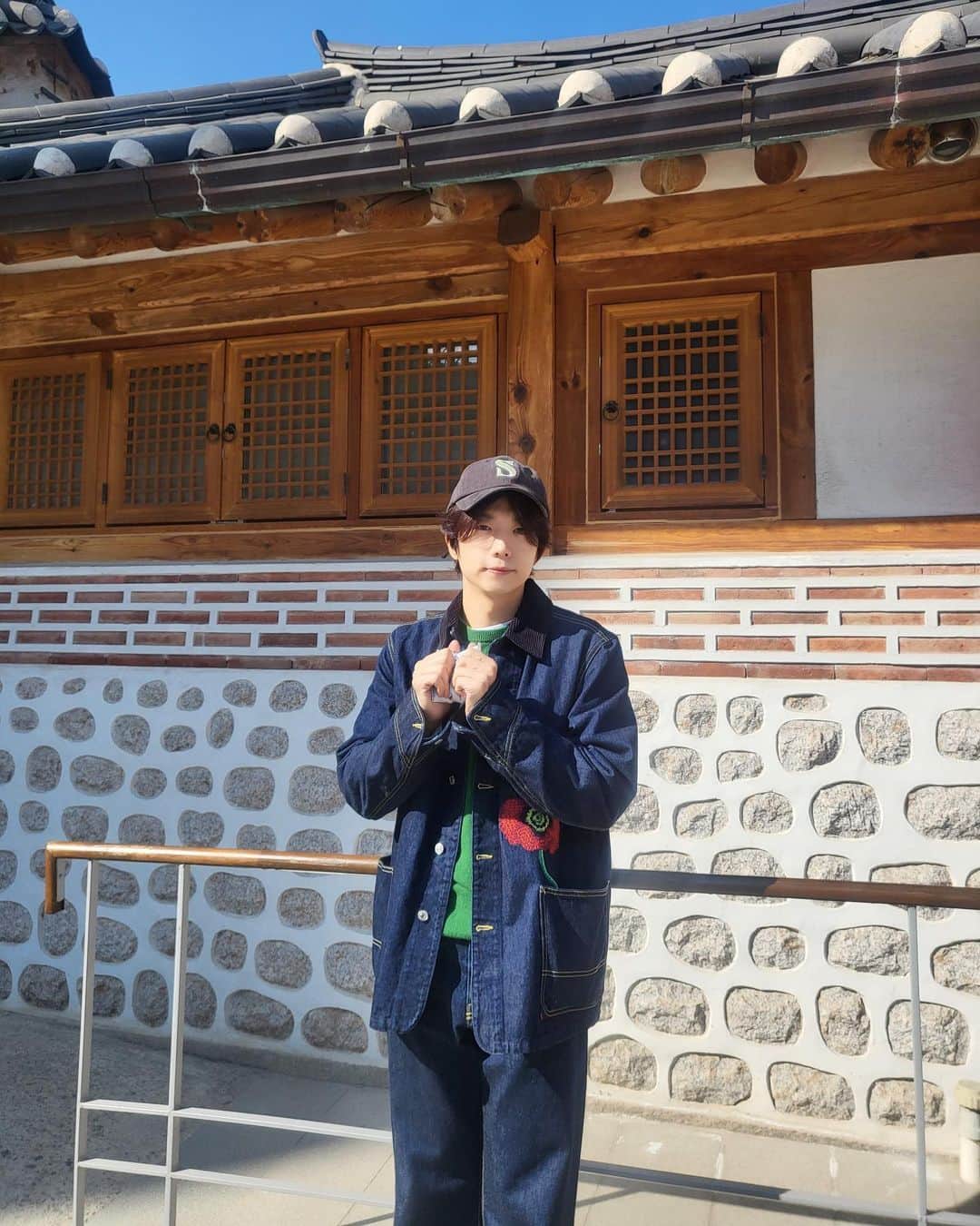 2PMのインスタグラム：「레투가 이 게시물 올리면서 느낀 점 : 아 핫티들 첫 번째 사진 진짜 좋아하겠다,,💙  #공감하는핫티 #댓글에 #파란하트남겨주기💙 #천사장슈스 #입수전 #뽀송할때 #사진잔뜩📸 #레투스타그램」