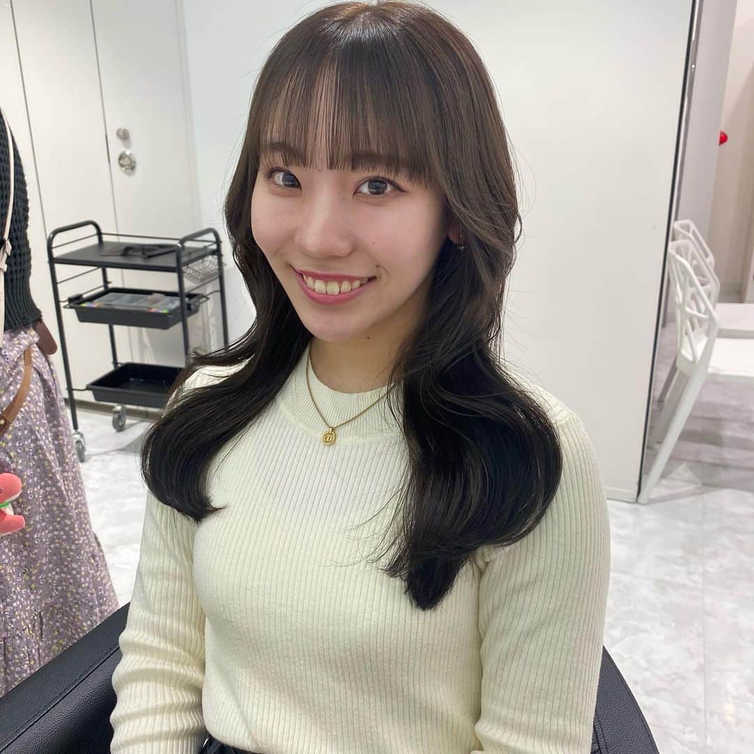 のインスタグラム：「#エルホス2023 仕様に髪色チェンジしました！🤍 ちょっと暗くなった！  春らしいカラーでかわいくてるんるんです🥰🫶 @cnnyn_ さん、いつもありがとうございます🥺🤍  つやんつやんになって生き返った🫶 ・ ・ エルホス、初日と千秋楽は有難いことに完売致しました！😭✨ 他の回はまだご用意出来ますのでぜひとも…！！！！  本当に素敵な方しかいなくて とにかく仲が良くて こんなに楽しい座組で作品が作り上げられることが本当に幸せです。  作品自体もめちゃくちゃ面白いのでご期待くださいませ。😎  みんなに見てほしいいいいい！！！！  #ヘアカラー#カラーチェンジ#ラベンダーベージュ#ラベージュ#ブラウンカラー #舞台#ストレートプレイ#ヘアメイク#衣装」