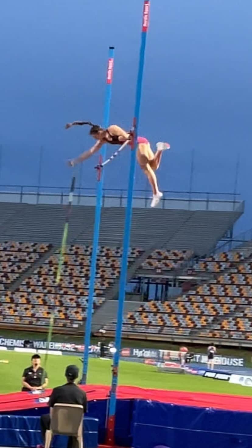 のインスタグラム：「Might not be pretty but finally got the 4.71m to automatically qualify me for World Champs 🥳 Another step closer 😌」