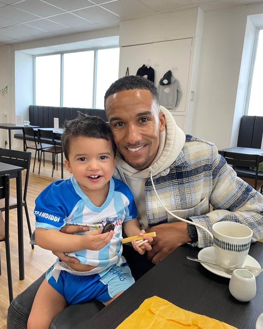スコット・シンクレアのインスタグラム：「Happy Birthday to my little boy and me!!♥️」