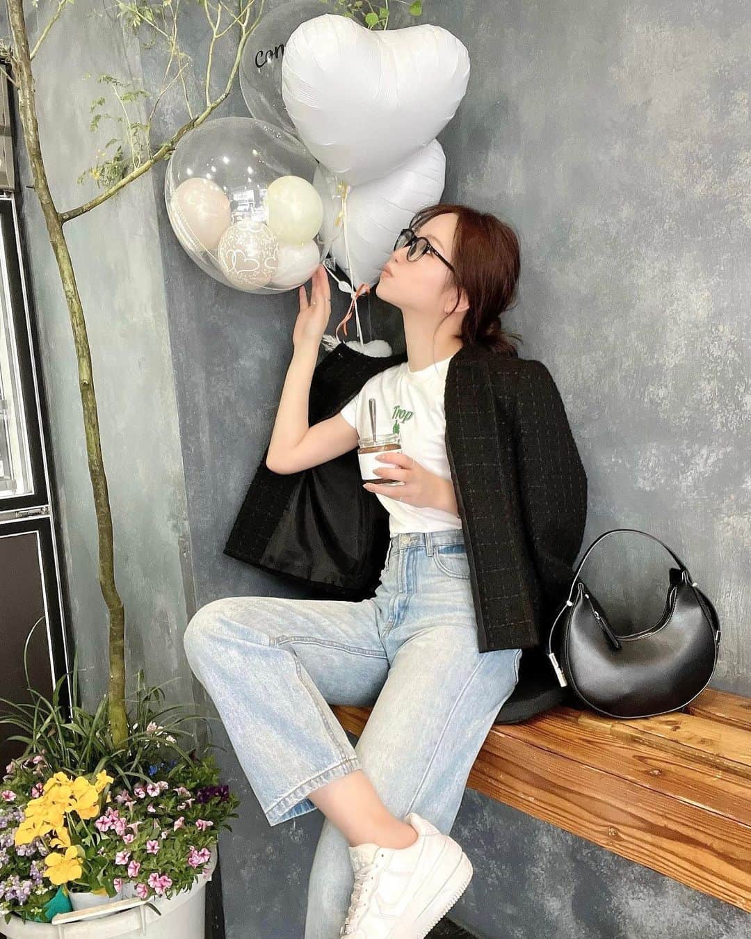 のインスタグラム：「. 着るかなぁ？って悩んでたZARAのジャケットなんだかんだめちゃ使える🤣  . Tシャツは @resexxy_official  緑ロゴかわいい🦖 . #fashion#coodinate#jacket#denim#zara#resexxy#ジャケットコーデ#デニムコーデ#スニーカーコーデ#ロゴt#ロゴtシャツ#ランチ#ザラコーデ#デニムパンツコーデ#ツイードジャケット#プチプラコーデ」