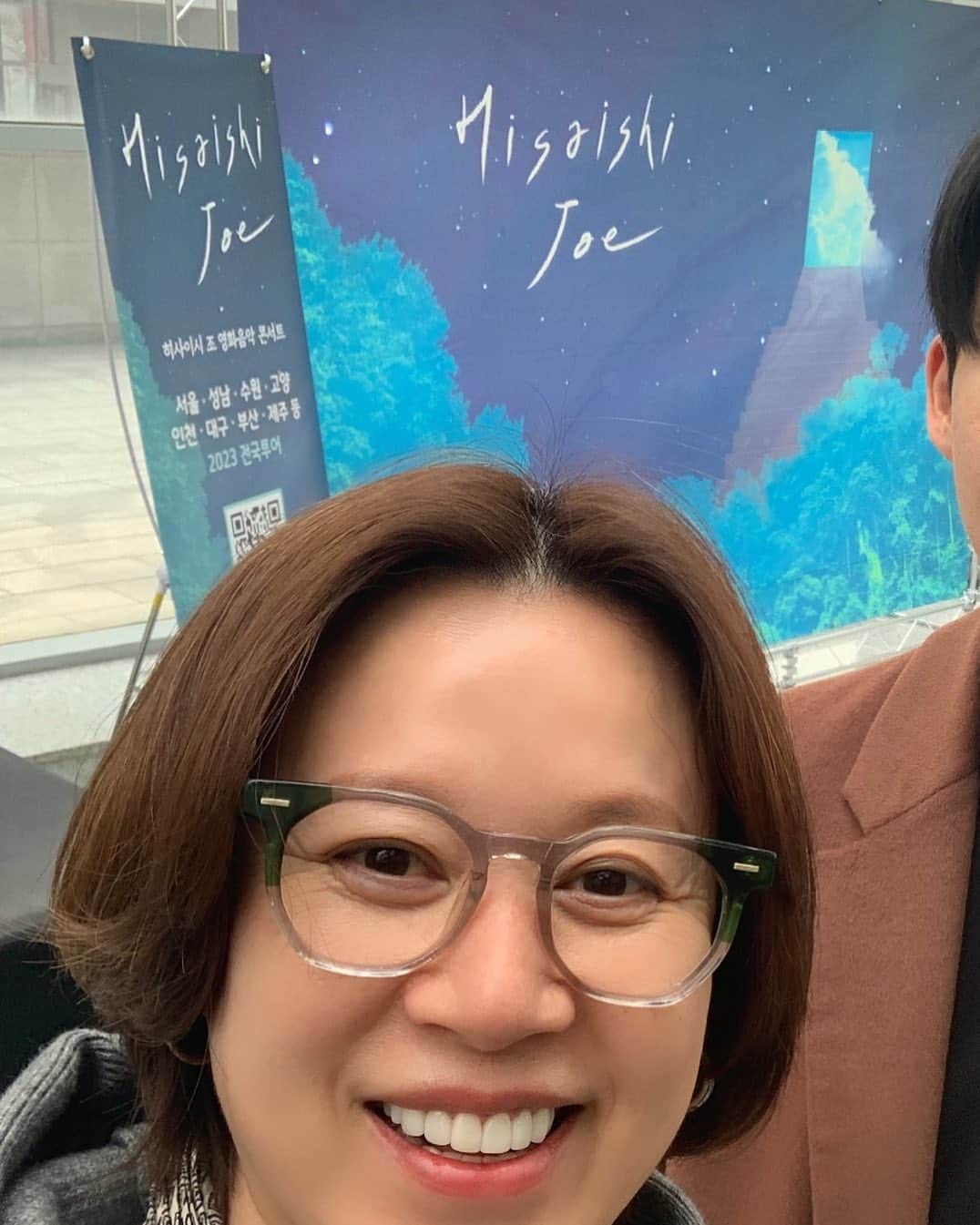 パク・ミソンのインスタグラム：「아들과  음악회 데이트  . 우리  아이들  어릴때부터  수 없이  봤던  애니메이션에서  흘러나왔던  ... 듣고  있으니  영상도  떠오르고  아이들  어린 날도  떠오르고  . 괜히  울컥 했네  주책이야 ㅎ  . 암튼  너무너무  좋았다 . 사람이 너무  많아서  사진이  이상하네 ㅋㅋ」
