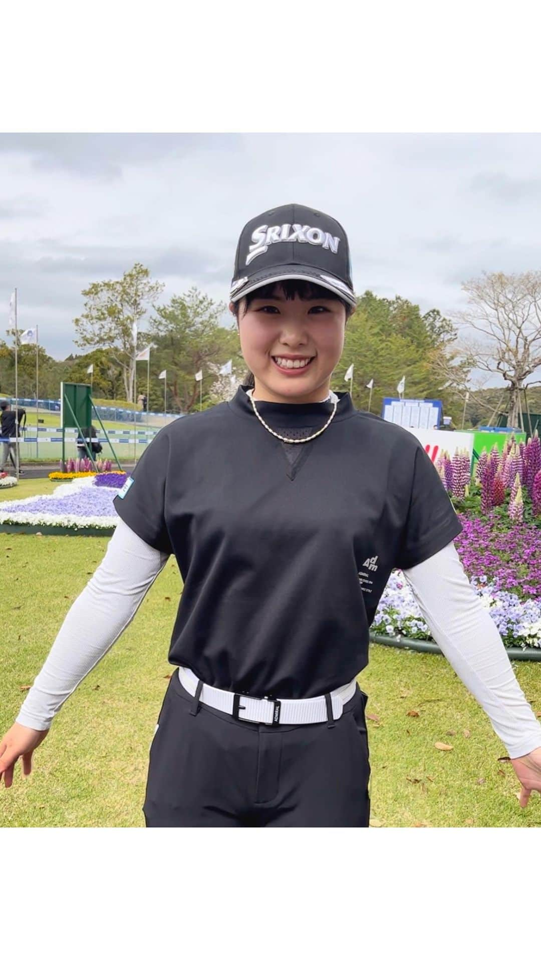 フジテレビゴルフのインスタグラム：「【アクサレディス】 女子プロゴルファー ファッションチェック✨🏌️‍♀️  尾関彩美悠プロに大会2日目のファッションポイントをお聞きしました☺️  「かっこいい真っ黒コーデ✨」  大混戦の最終日、節目の10回大会を制するのは果たして､､､⁈ ぜひお楽しみに！🌸  【放送スケジュール】 最終日 3/26(日) CSフジテレビONE 午前9時〜　生中継   地上波(全国ネット) 午後4時5分〜　  #尾関彩美悠  #尾関彩美悠プロ  #アクサレディス #アクサ #ゴルフ #女子ゴルフ #女子ゴルファー #golf #フジテレビ #フジテレビスポーツ」