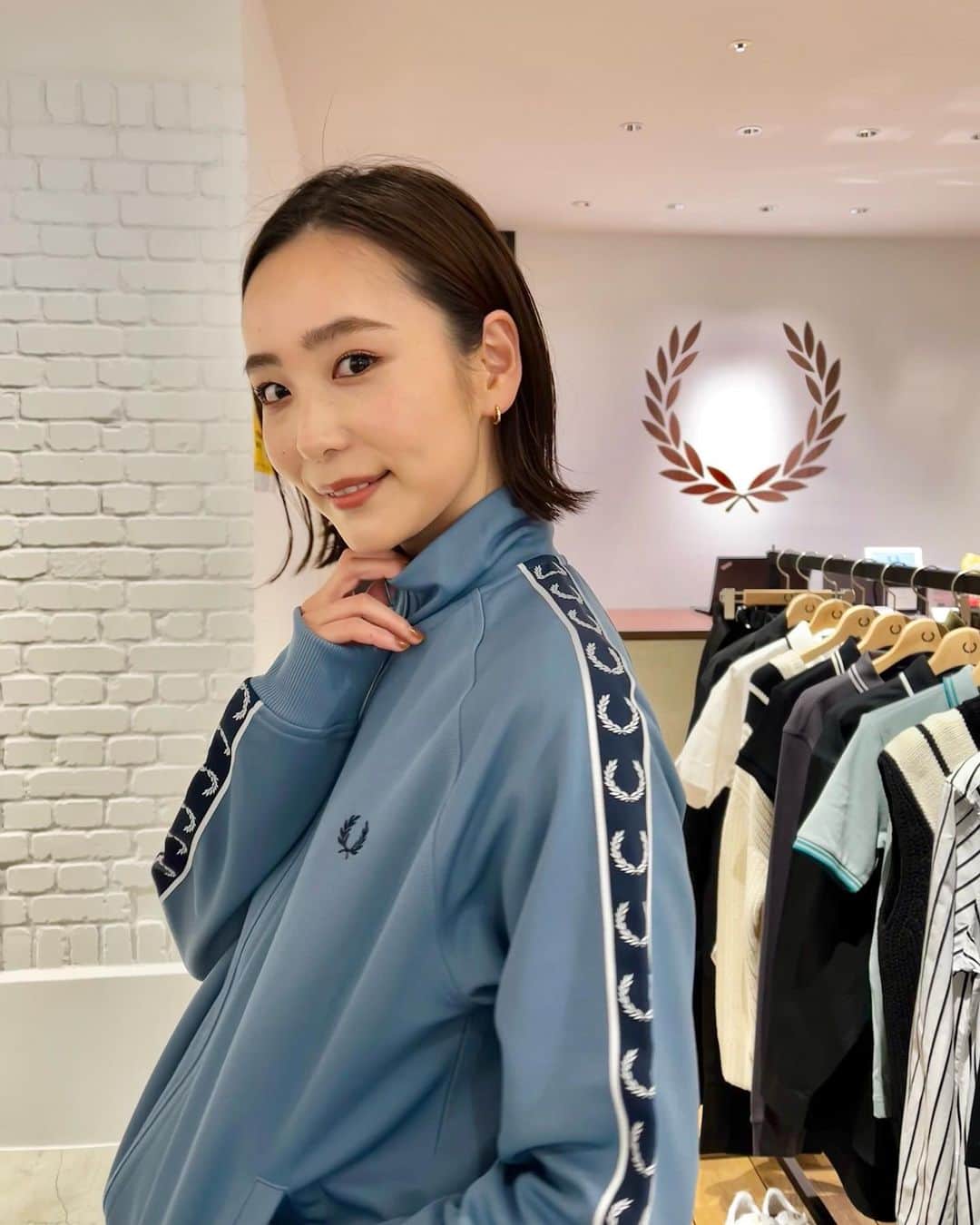 のインスタグラム：「最後のファッションコーデ対決！！  @fredperryjp さんのトラックジャケットが一押しです💙 ブルーがかわいい💙 男女問わず着用できるのも嬉しい！！  普段とイメージが違うmitsukiも可愛かった！！  お世話になったお店のみなさん ありがとうございました😊  #ブラキタ」