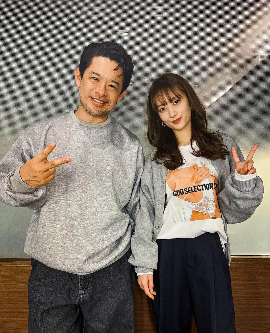 青木大輔のインスタグラム：「マリアちゃんの髪が綺麗になりましたー🙌🏼 沢山の撮影でアイロンで毛先バシバシになってましたが カットとカラー、トリートメントもして 完璧です！！ 髪が綺麗だと気持ちも綺麗になりますよね☺️ ウキウキで喜んでもらいました〜💯 #谷まりあ #グレー被り #レイヤーカット  #前髪  #イノアカラー  #ケラスターゼ  #tiechel #表参道 #美容室」