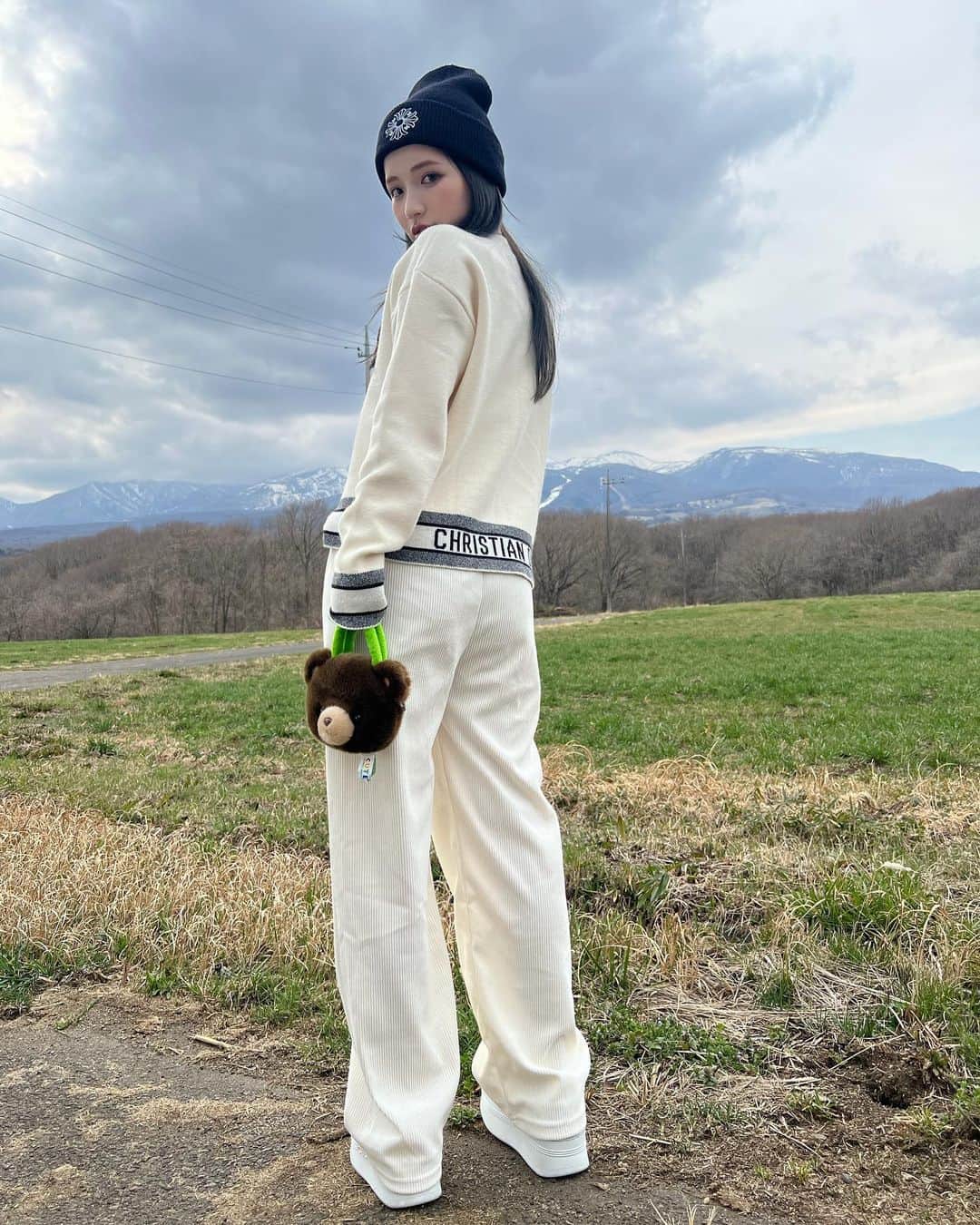南りほのインスタグラム：「ここはどこ🌿 お気に入り👜🧸は動物園で手に入れたのだ🐻🤎」