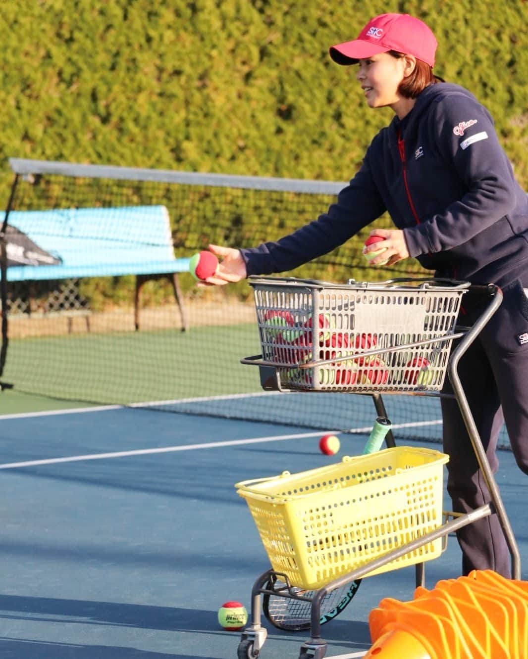 尾崎里紗のインスタグラム：「練習後に少しキッズとテニス🎾 ⁡子供の成長は早い😳」