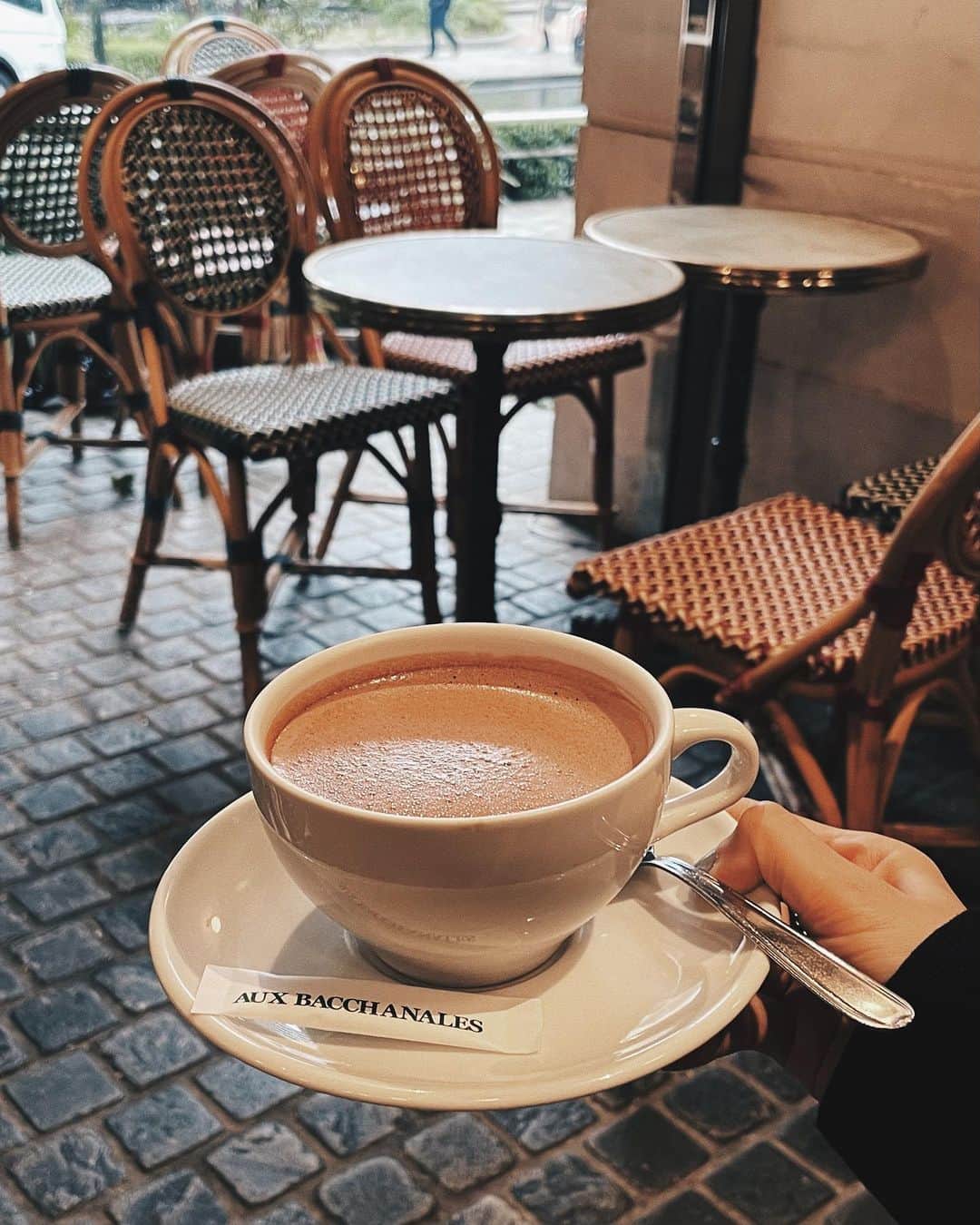 MiracleVellMagicのインスタグラム：「one of my favorite places in Tokyo☕︎  雨の音を堪能しながら、テラス席ですするホットチョコレート。たまらない幸せ。 本当は秘密にしたいけど見せちゃう、私のお気に入りの場所☺️  #auxbacchanales」