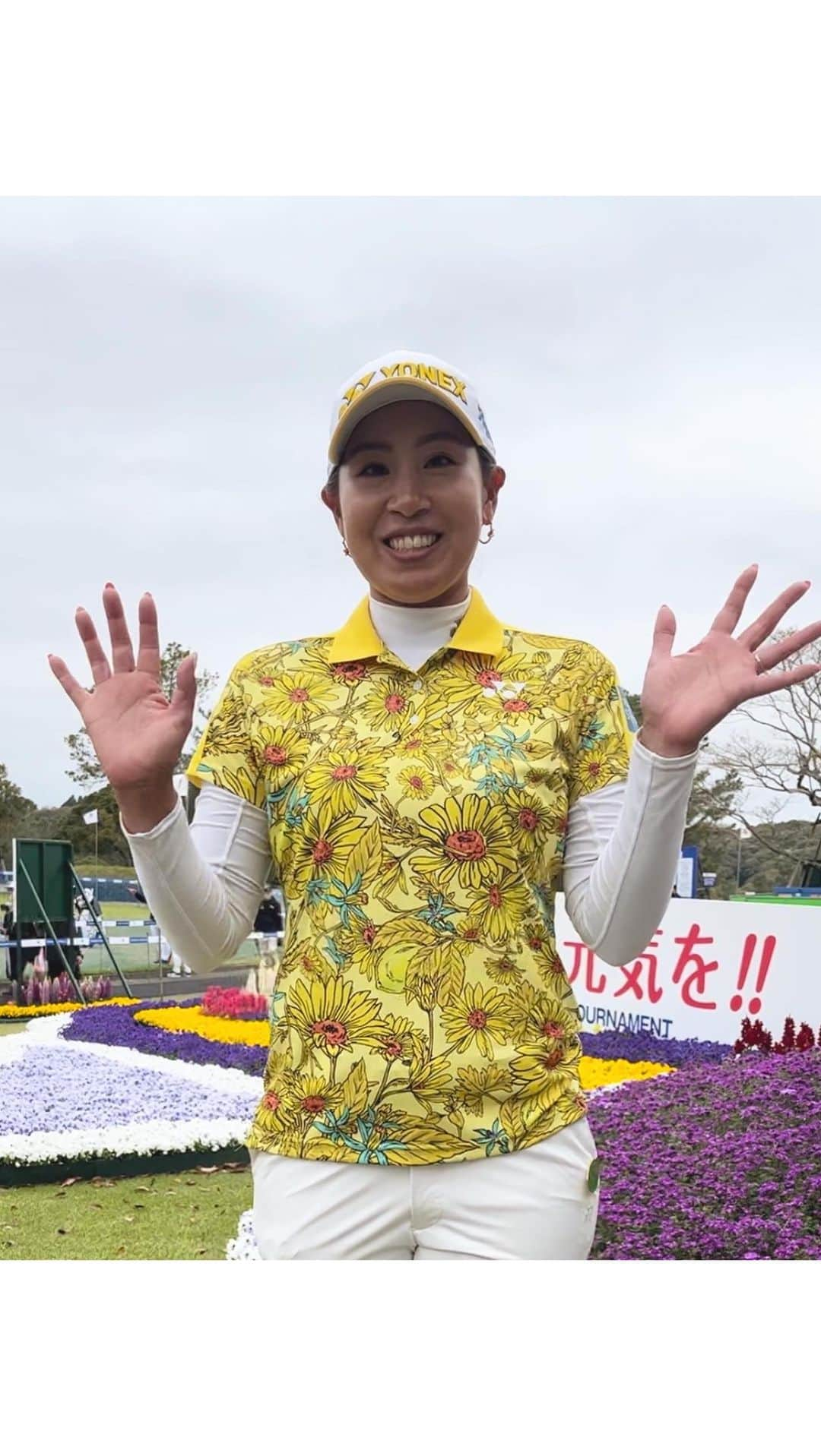 フジテレビゴルフのインスタグラム：「【アクサレディス】 女子プロゴルファー ファッションチェック✨🏌️‍♀️  若林舞衣子プロに大会2日目のファッションポイントをお聞きしました☺️  「鮮やかな黄色のシャツ✨」  大混戦の最終日、節目の10回大会を制するのは果たして､､､⁈ ぜひお楽しみに！🌸  【放送スケジュール】 最終日 3/26(日) CSフジテレビONE 午前9時〜　生中継   地上波(全国ネット) 午後4時5分〜　  #若林舞衣子  #若林舞衣子プロ  #アクサレディス #アクサ #ゴルフ #女子ゴルフ #女子ゴルファー #golf #フジテレビ #フジテレビスポーツ」