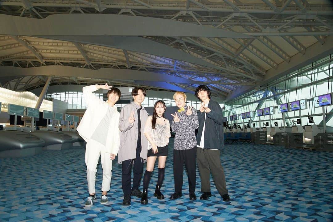 towanaのインスタグラム：「#MU2023  at羽田空港✈︎ めーっちゃ楽しかった❤️‍🔥 空港でLIVEできる日がくるなんて~っ  サポートギターは 中西(HoneyWorks) @nakanishi_gt  本多秀(インナージャーニー) @syu383860123   このお二人も一緒に、フルバンドで臨む #fhánaLNW ツアーが本当に楽しみ。  ✨ fhána Looking for the New World Tour 2023   6月24日(土) 京都MUSE 7月9日(日) 東京shibuya duo MUSIC EXCHANGE   詳細は公式HPまで ✨  今夜お会いできた皆さま、ありがとうございました。 またLIVEで会いましょう🫶」