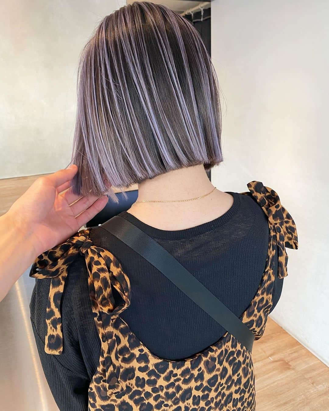 のインスタグラム：「contrast/purple silver.. . . 頻繁に美容室に来れない方にオススメの地毛を活かしたデザイン☺︎ リペアは半年に1回くらいで大丈夫です！」