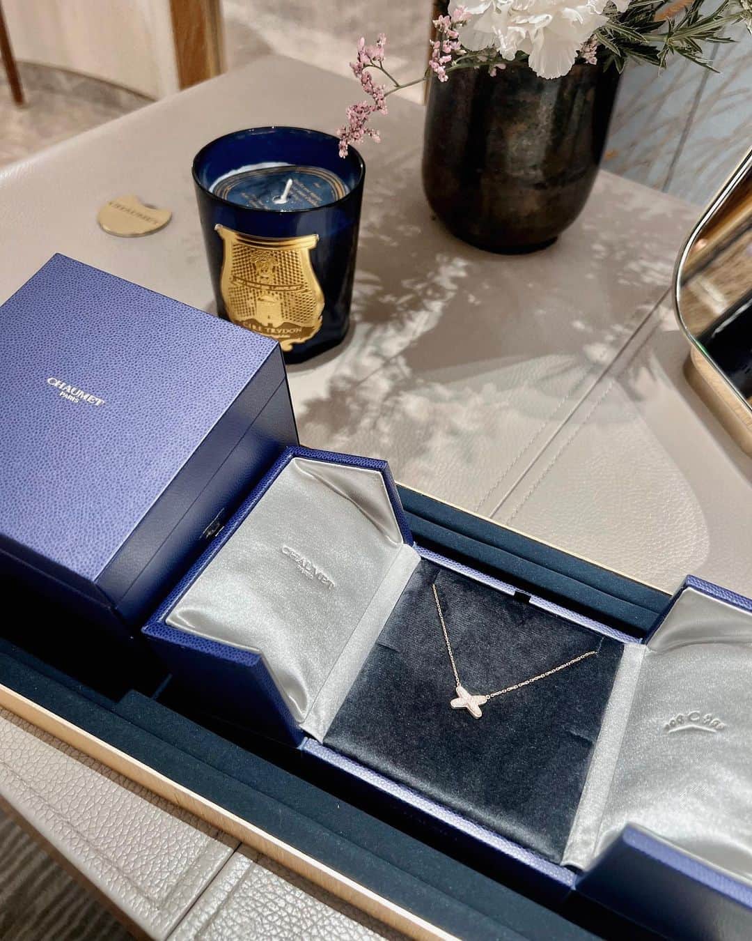 AYUさんのインスタグラム写真 - (AYUInstagram)「My first Jewelry  ☑︎ショーメ 　Jeux de liens pendant 　Pink gold / Diamond  先日の誕生日に自分に購入した、人生初のジュエリー💎  スタイリッシュだけど丸みがあって、どの角度から見ても本当に本当に可愛い🥺  ショーメは歴史の長い品位あるブランドでありながらも、日本ではあまり人と被らないのが魅力的だな...と  リアンのモチーフは、人と人との絆を象徴しているそうです。大切な人たちとのご縁がずっと続きますように👼🏻  .  #firstjewelry#ショーメ#ジュエリー#chaumet#開封動画」3月25日 20時42分 - ayuchosuu