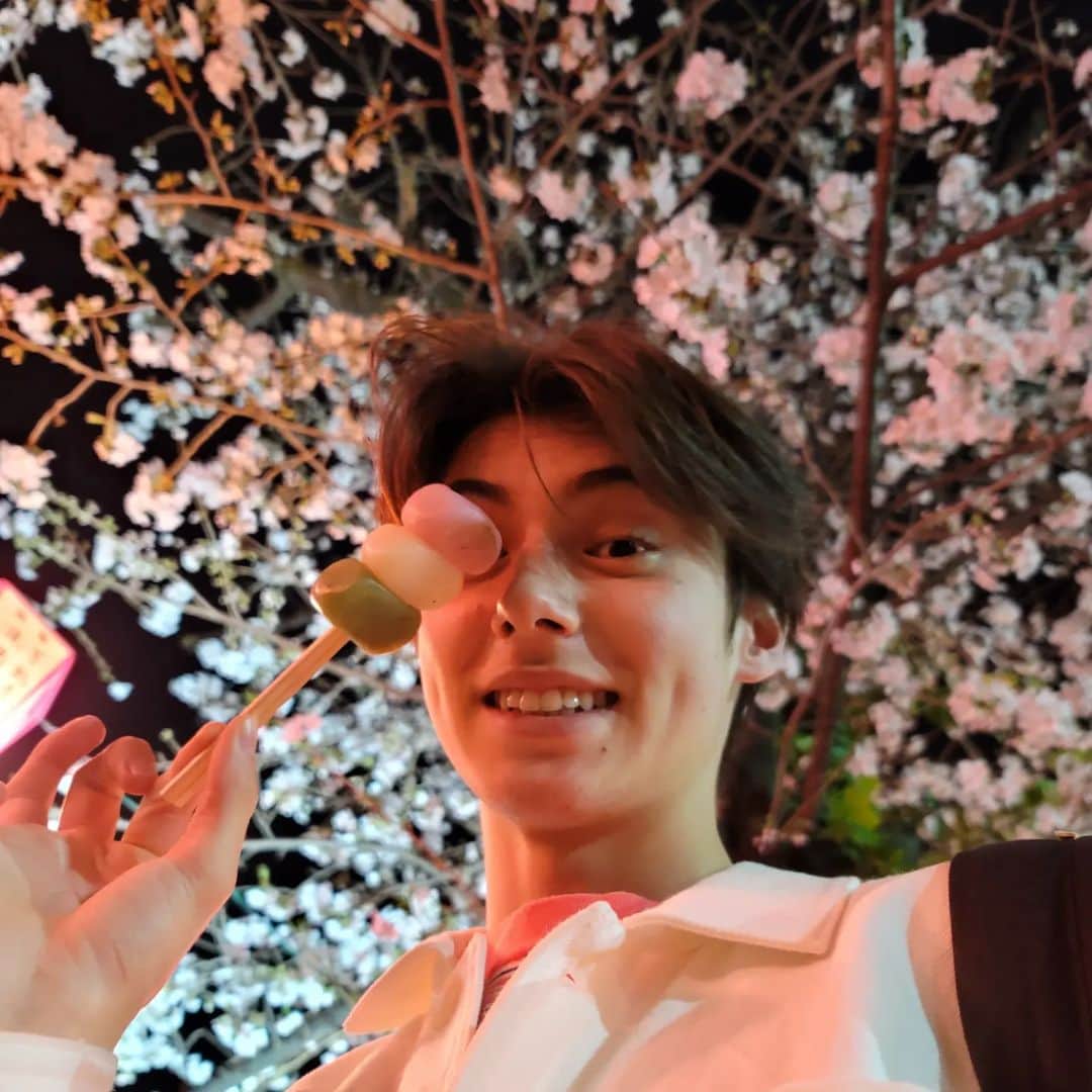 翔さんのインスタグラム写真 - (翔Instagram)「昼と夜見に行ったけど夜の方が好き🌸⁡ ⁡I liked seeing the Cherry blossoms more at night 🌙」3月25日 20時42分 - sho0509official