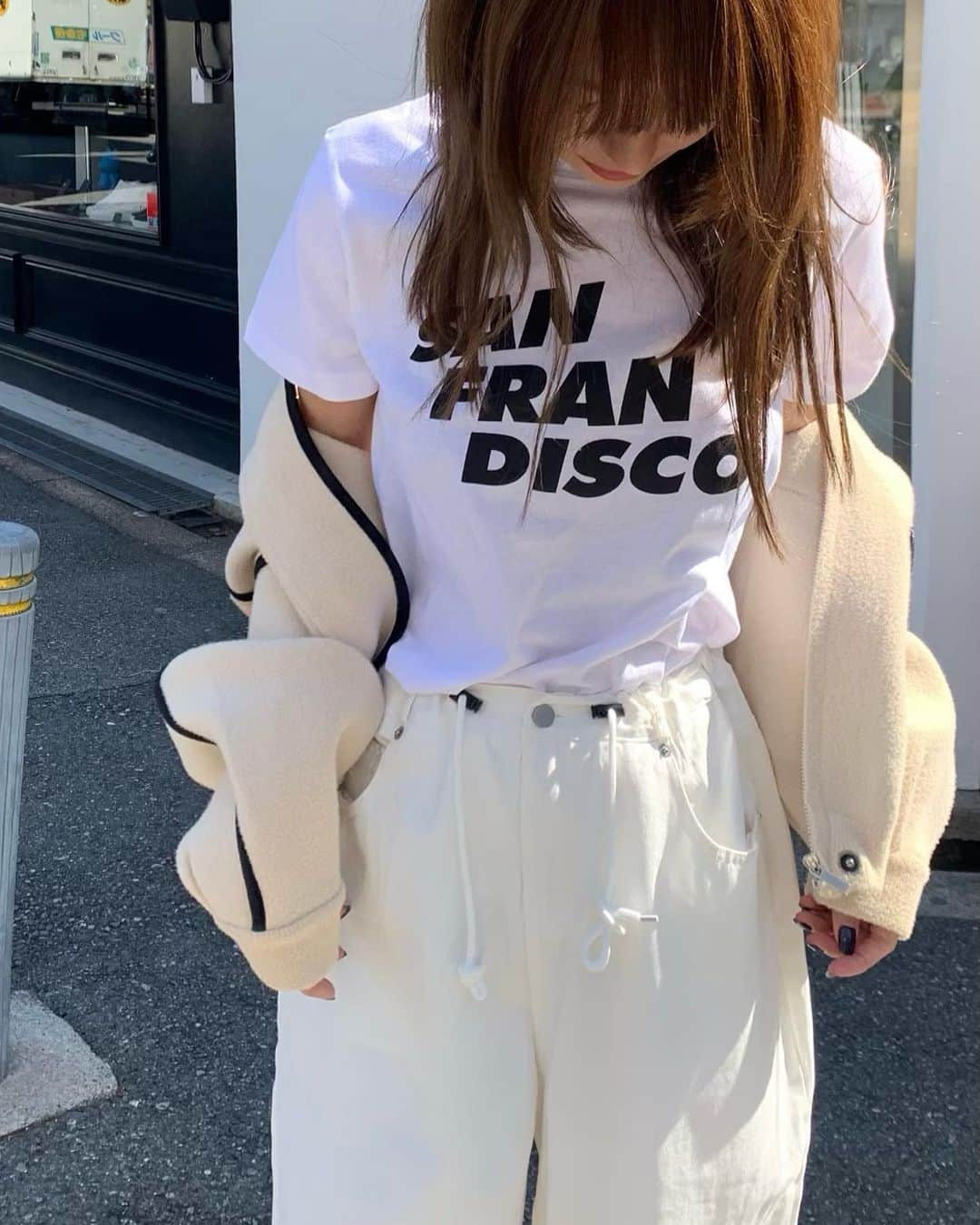 のインスタグラム：「. 大人気のロゴT💘 言葉遊びがかっわいいしサイズ感も◎ このアウターがまた可愛くてお気に入り🦓🤍」