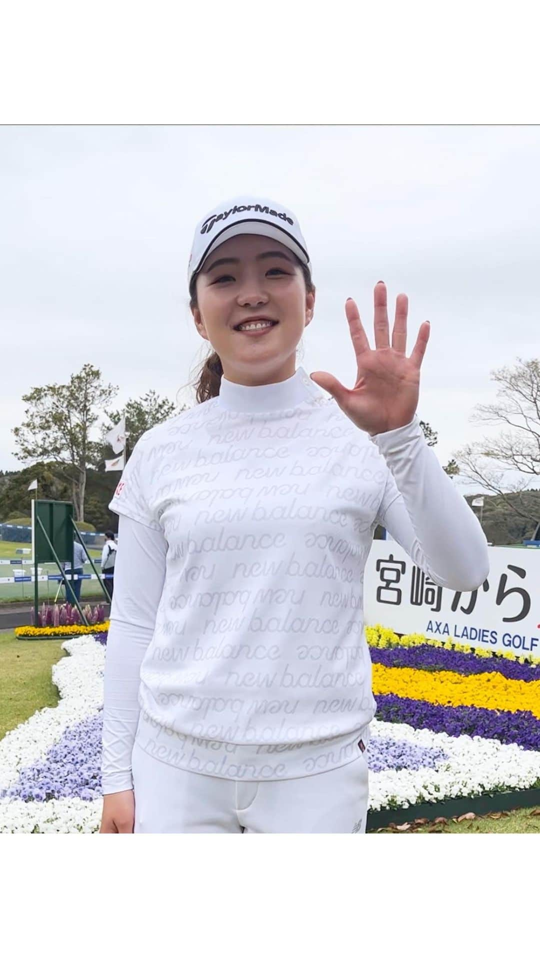 フジテレビゴルフのインスタグラム：「【アクサレディス】 女子プロゴルファー ファッションチェック✨🏌️‍♀️  山内日菜子プロに大会2日目のファッションポイントをお聞きしました☺️  「全身まっしろ明るめコーデ✨」  大混戦の最終日、節目の10回大会を制するのは果たして､､､⁈ ぜひお楽しみに！🌸  【放送スケジュール】 最終日 3/26(日) CSフジテレビONE 午前9時〜　生中継   地上波(全国ネット) 午後4時5分〜　  #山内日菜子  #山内日菜子プロ  #アクサレディス #アクサ #ゴルフ #女子ゴルフ #女子ゴルファー #golf #フジテレビ #フジテレビスポーツ」