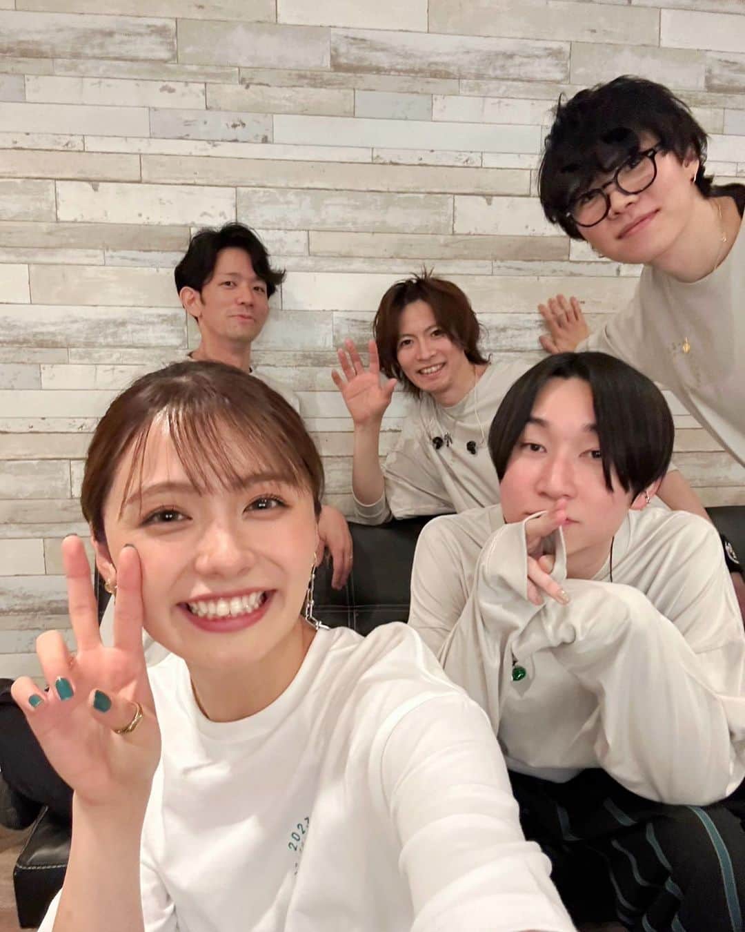 足立佳奈のインスタグラム：「なかよぴメンバー😆  広島公演 ありがとうございました！  みんなの声が沢山届いたよっ。広島のみんなは、毎回来るたびに思うんだけど、迫力があるの。 ステージにいていつもそう思うんだぁ。ありがとーう💖💖」