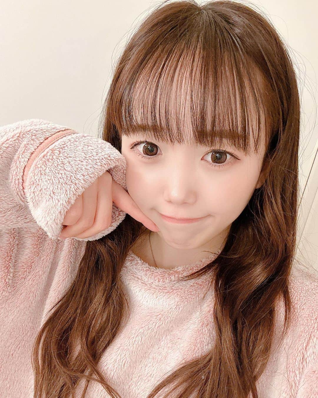 小日向夏実のインスタグラム：「会いたくなった？💭  #アイドル #idol #自撮り #自撮り女子 #自撮り界隈 #部屋着 #パジャマ #パジャマ女子 #エクステ #ロングヘア #japanesegirl #instagood #followｍe #いいね歓迎 #フォロー大歓迎 #なちゅスタグラム」