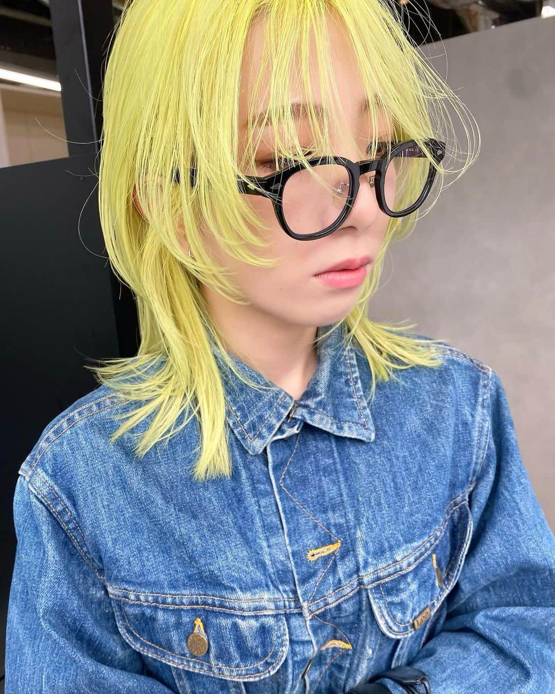 きぬがわひかるさんのインスタグラム写真 - (きぬがわひかるInstagram)「〝yellow layer〟  yellow とlayer の組み合わせも 大人ハイトーンと相性良いです🙌🏻  春は少し遊びがあるhairstyleがオススメです✾」3月25日 20時51分 - hikaru.kinugawa