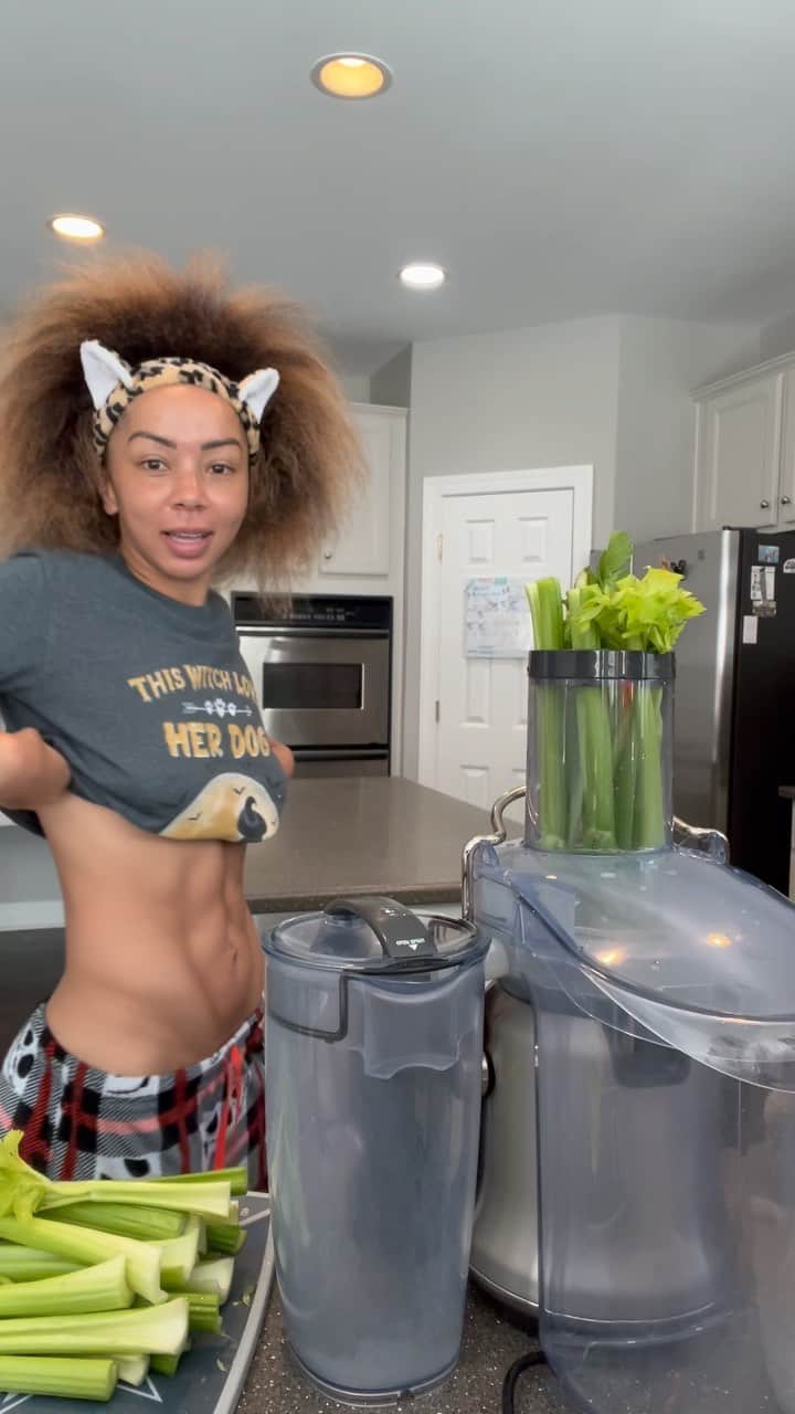 Brittany Rennerのインスタグラム：「I completely changed my diet for 2023 and this is the best I have ever felt/looked. I drink 25oz-32oz on an empty stomach every morning. Celery juice should be made fresh and consumed alone with nothing added to receive its healing benefits.  Why do I drink it? Lowers inflammation, supports weight loss, helps heal digestion, reduces bloating, helps eczema and psoriasis, fights infections, helps prevent UTIs, healing for acne, prevents high blood pressure, helps lower high cholesterol, helps prevent ulcers, and protects liver health.  I am using the Breville® Juice Fountain Cold Plus Stainless Steel Juicer because y’all have only asked me fiftyleven times in my DM about it, chile 🤭  All the information I’ve obtained regarding this topic is courtesy of @medicalmedium. If it doesn’t resonate with you, then click out and keep scrolling? Quick math.  Lastly, I put too much love in my body to let a man who doesn’t take care of his, into mine…☺️😘😂 HAPPY JUICING!」