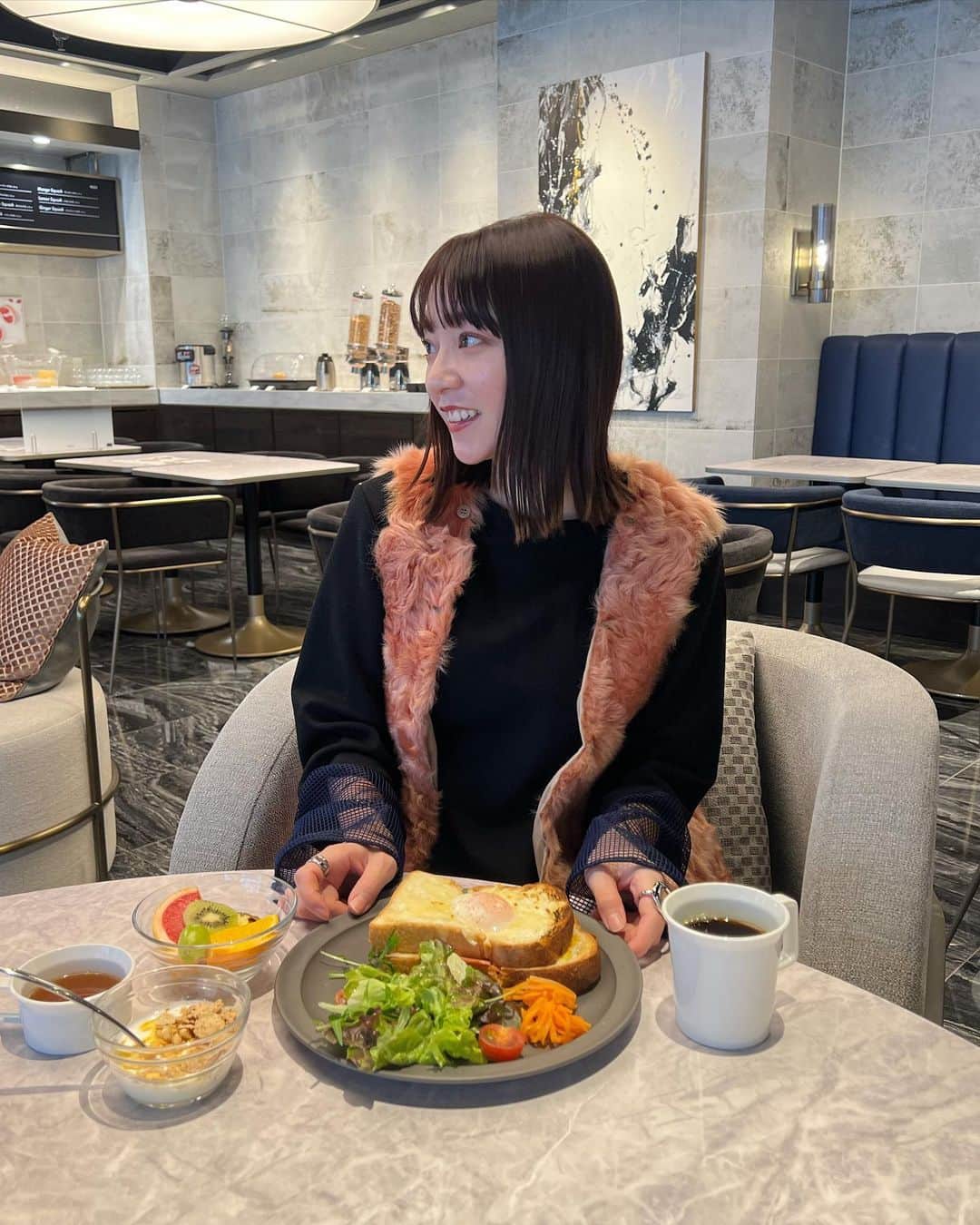 日浦ももさんのインスタグラム写真 - (日浦ももInstagram)「大阪行った時のコーデ❕🫶🏻 あと泊まったホテルに付いてたカフェの朝食が最高すぎた☕️ . . @happyjohn_official のワンピース、シルエットと袖のデザインが可愛くてフォーマルにもカジュアルにもなりそう！！ ファーベストだけusedだよ〜🦩 . . #春コーデ#happyjohn#ハッピージョン#pr#nyunyu#adidas#ワンピース#ファーベスト#ボブ#ピンクコーデ#サロモ#アパレルモデル#ワイドバング#フルバング#大阪カフェ#itutu#大阪ホテル#本町カフェ」3月25日 21時01分 - uka_momose
