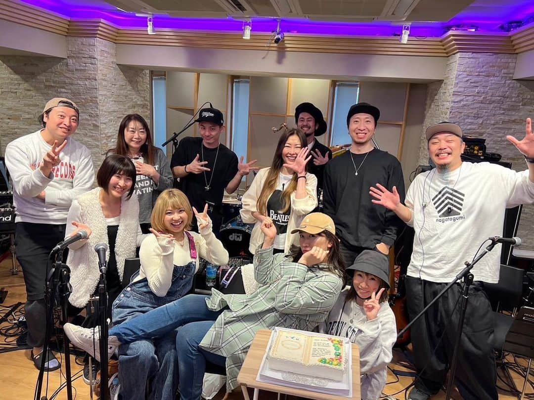 のインスタグラム：「〜Miho Nakayama  Concert Tour 2023 Trois〜  無事にツアーがスタートしました！24年振りのツアーは満開の桜と共に幕開けで華やかに春本番を迎えました。 やっとという想いが大きく心を占領していたけれど、ステージに立ちファンの皆さんに向けて歌っているうちに、今までの色んなこと何もかもがこの瞬間にあったのだなと思えたくらい"今"を感じることが出来ました。 必ず楽しんで頂けるステージを目指して準備をしてきました。 手応えは会場を見れば一目瞭然。 本当に嬉しかったです。 そして楽しかった！ 来てくださった方ありがとうございました。  次は福岡になります。 本数は少ないですが、ひとつひとつ丁寧に大切に噛み締めながら最後まで進んでいきたいと思います。  このライブは出来るなら私も観に行きたい！笑 それは叶うことはありませんが、沢山の笑顔の皆様にお会い出来ること、楽しみにしています♪  写真はリハーサル期間にお誕生日のサプライズ。 ツアーの成功を祈願しにメンバーと豊川稲荷に。 開演前ストレッチしながら見上げた空。 コンサートパンフレット。  #中山美穂2023trois」