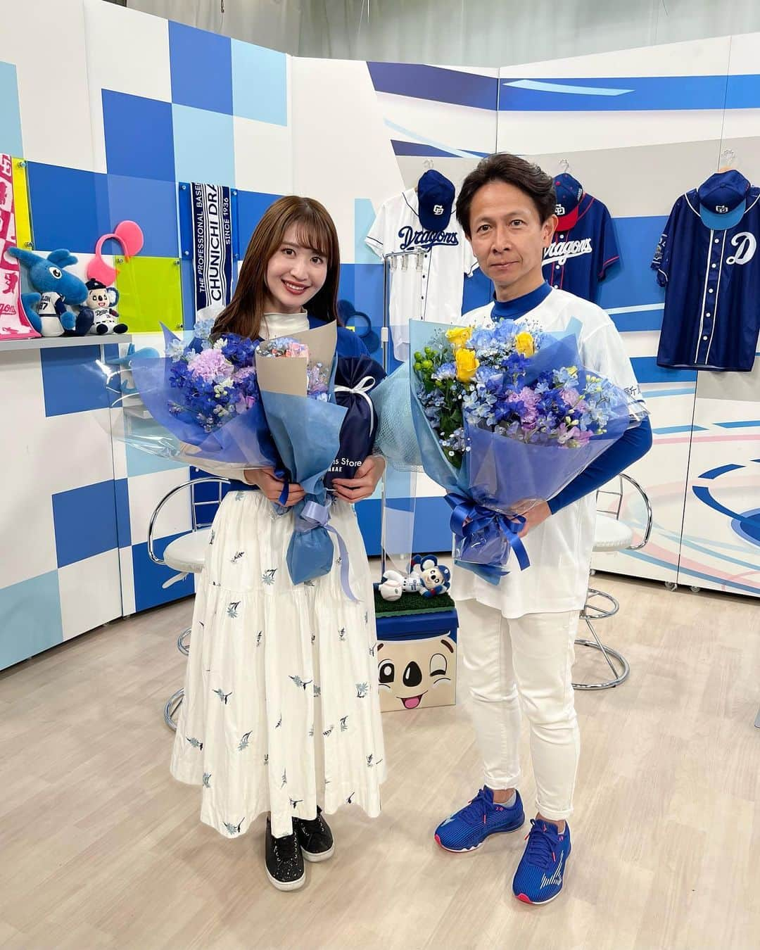 沢井里奈のインスタグラム：「⠀ ⠀ ｢ドラゴンズ・ナビゲート｣ 本日最終回を迎えました。 ご覧下さった皆様、ありがとうございました🙇🏻‍♀️🌸 そして私は、アシスタントを卒業致しました。  2019年4月に番組がスタートして丸4年。 大好きなドラゴンズに携わる事ができて とても幸せでした🥹💕💕  最初は、野球の知識もまだまだでしたが ドラゴンズや野球のことを知れば知るほど、 魅力に惹かれていきました。  巧さんとは、番組がスタートする前に 国歌独唱や始球式の時にお会いしていたのですが、 番組でご一緒させて頂くようになってからは お話する機会も増えて、 巧さんのユーモア溢れる人柄に いつも元気を頂いていました！！  そしてご一緒させていただいた ドラゴンズOBの皆様。 宇野勝さん、鹿島忠さん、川又米利さん、 野口茂樹さん、湊川誠隆さん、 小田幸平さん、立浪和義さん、谷繁元信さん、 仁村徹さん、藤井淳志さん、吉見一起さん、 阿波野秀幸さん、英智さん(順不同) 素敵な方々とご一緒させていただき、 貴重なお話をたくさん伺うことができ、 どの時間も特別でした。  そして、あたたかいスタッフの皆様に囲まれて ドラナビチームは本当に最高だなと 感じる瞬間ばかりでした。  巧さんとドラゴンズOBの皆様との スタジオでのトークはもちろん、 選手へのインタビューや灼熱のナゴヤ球場、 沖縄キャンプ、バンテリンドームなど 色々なロケも楽しかったです！！ バッティングセンターにも行ったり、 代打企画で人生初打席、初ヒットを打てたり… ここには書ききれないほどの 貴重な経験と出会いに感謝致します。 野球の楽しさや面白さを 色々な角度から感じることができました。  ｢ドラゴンズ・ナビゲート｣は｢ドラナビ｣として 4月からリニューアルとなります！！ これからも変わらず、 ドラゴンズとドラナビを応援します⚾️✨  4年間本当にありがとうございました💐🤍 ⠀ ⠀ #dragons #dranavi #starcat #ドラゴンズ #ドラナビ #スターキャット #長谷川巧 さん」