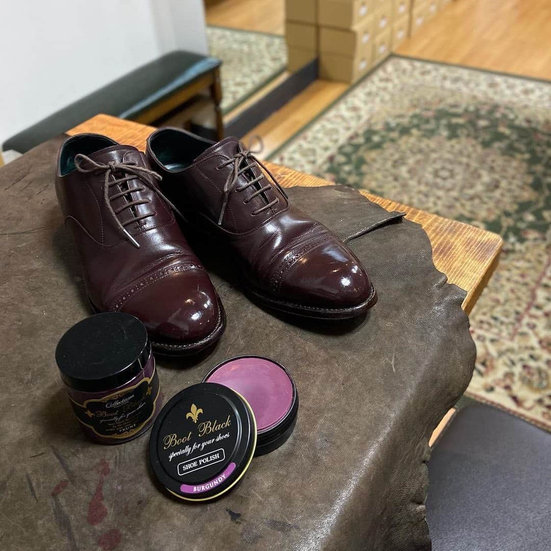bootblack_officialさんのインスタグラム写真 - (bootblack_officialInstagram)「Shoeshine with Burgundy polishes ⚜️ Photo by : @addar_shoeshine   #columbus#bootblack#shoecare#shoeshine#shoepolish#shoegazing#shoestagram#mensshoes#mensfashion#leathershoes#highshine#madeinjapan#japanmade#japanmadeshoecare#japan#burgundy#prune#beautiful」3月25日 20時57分 - bootblack_official