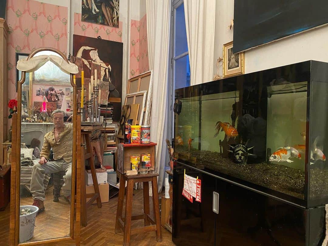 JULIEN D'YSのインスタグラム：「Dans le miroir #hotellelievre1700 #marais 🎨25mars2023 #atelier#islandys 🌊 #zucca #vesr 🇯🇵🐠🐡🐟🦈🐋🐳🐬🗽the best couple in fashion love you 🥰 zucca」