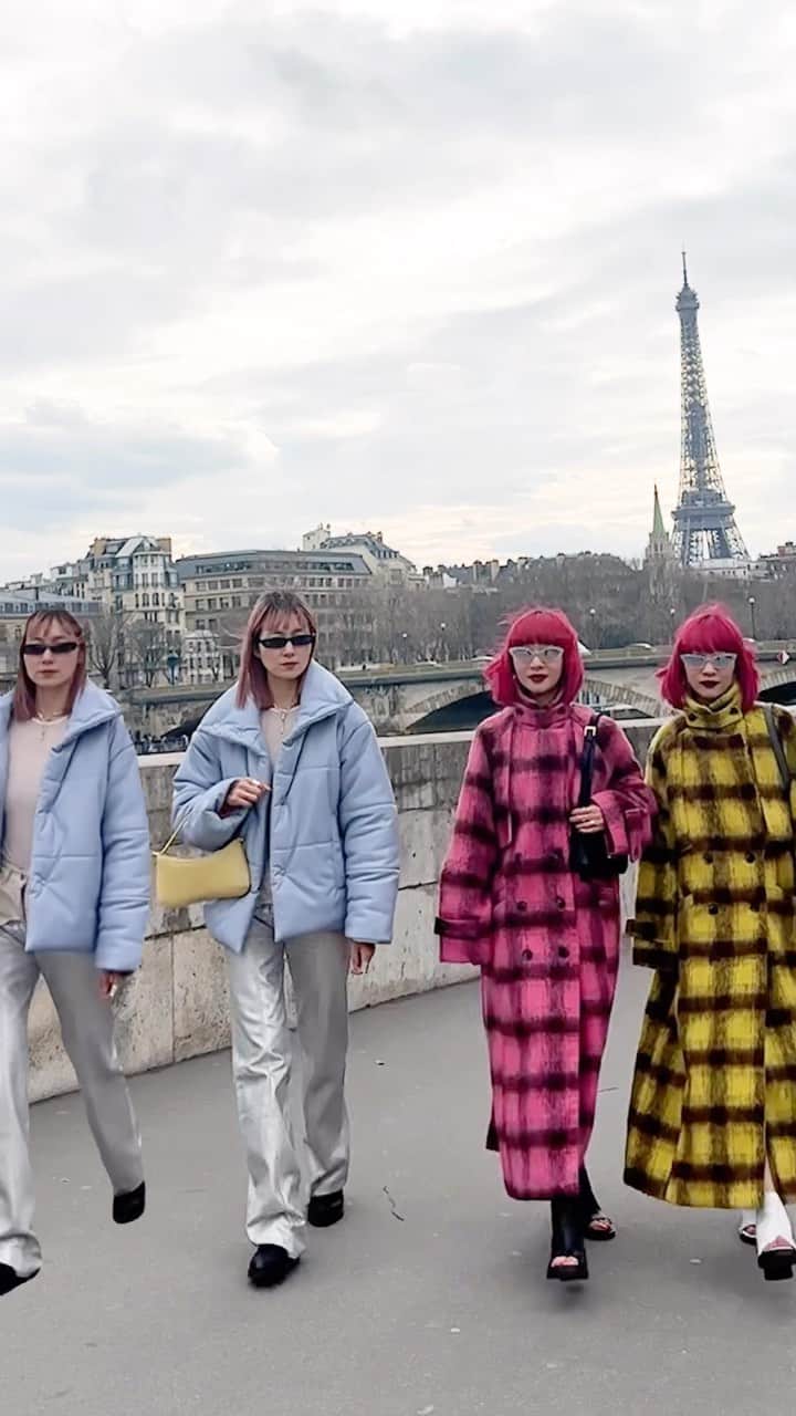 三苫愛のインスタグラム：「Double twins in Paris 🇫🇷👯‍♀️👯‍♀️ @amixxamiaya @ayaxxamiaya  Videographer @olvd___」