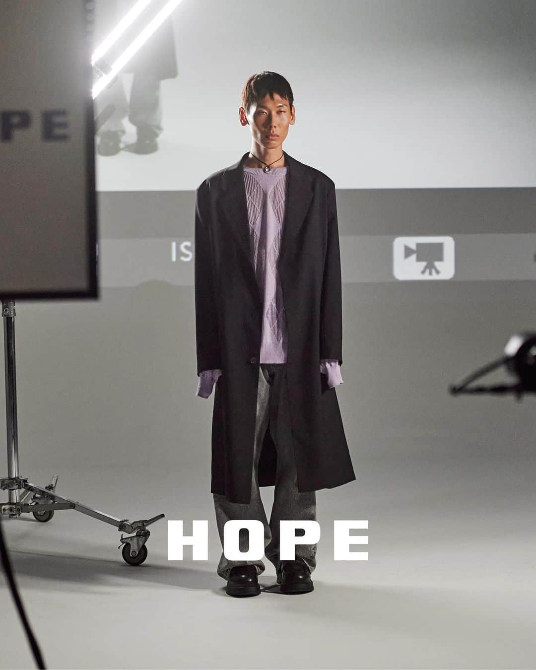 ホープのインスタグラム：「Splashes of lilac on the SS23 runway. Discover more at hope-sthlm.com  #hopestockholm #ss23」