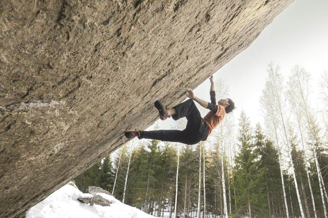 中島徹さんのインスタグラム写真 - (中島徹Instagram)「Burden of Dreams session 13-15.  I came back to the boulder. I came alone this time, but am having a very good time with @will_bosi and @elleduffield . Honestly, I was somehow shocked at how strong Will is. But at the same time, their positive power encouraged me very much.  I decided to spend the first week  practicing each move and not try from the  beginning. I have been working on this problem for four years already, and yet I am still discovering new tips on this. Perhaps there are still new discoveries to be made. I'm sure those discoveries will lead me to success. The weather in Lappnor has never been better this time and there are not many chances I can get. Nevertheless, I feel now that I'm really lucky to be able to have such a great time in Finland, being passionate about the boulder like this.  photos by @pietaripurovaara  フィンランドに帰ってきました。今回は一人ですが、WillとElleと充実した時間を過ごしています。Willが強すぎて結構ショックを受けましたが、それ以上に二人のポジティブな雰囲気に感化されて、こちらも前向きな気持ちでトライを重ねています。 今回は前回の失敗を反省して、慎重にムーブを練習しています。既に四年間も取り組んでいるにも関わらず、いくつか重要な発見がありました。多分まだ出てくると思いますし、そうやって根気よくムーブの精度を高めていくことが求められているように感じます。 今回も天候があまり良くなく、チャンスは残り少ないですが、こうして熱中し、いい時間を過ごせていることをむしろ幸運に思います。  #tnfjp #lappnorproject #burdenofdreams」3月25日 21時03分 - saruzaemon9