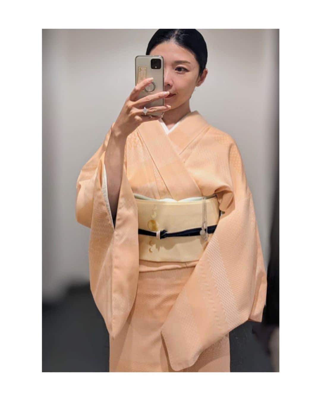 川村亜紀のインスタグラム：「ちらりと見えます帯揚げは、水色にしました💙 ＊鏡に向かい撮影しておりますゆえ、衿合わせが反対に見えております。ご了承下さい。 #kimono #kimonocordinate #japanesekimono #japanesetradition #beautifultradition #lovekimono  #instakimono #기모노  #お着物 #お着物コーディネート #着物コーディネート  #袷 #御召 #御召コーディネート #名古屋帯 #亜紀の和装記録」