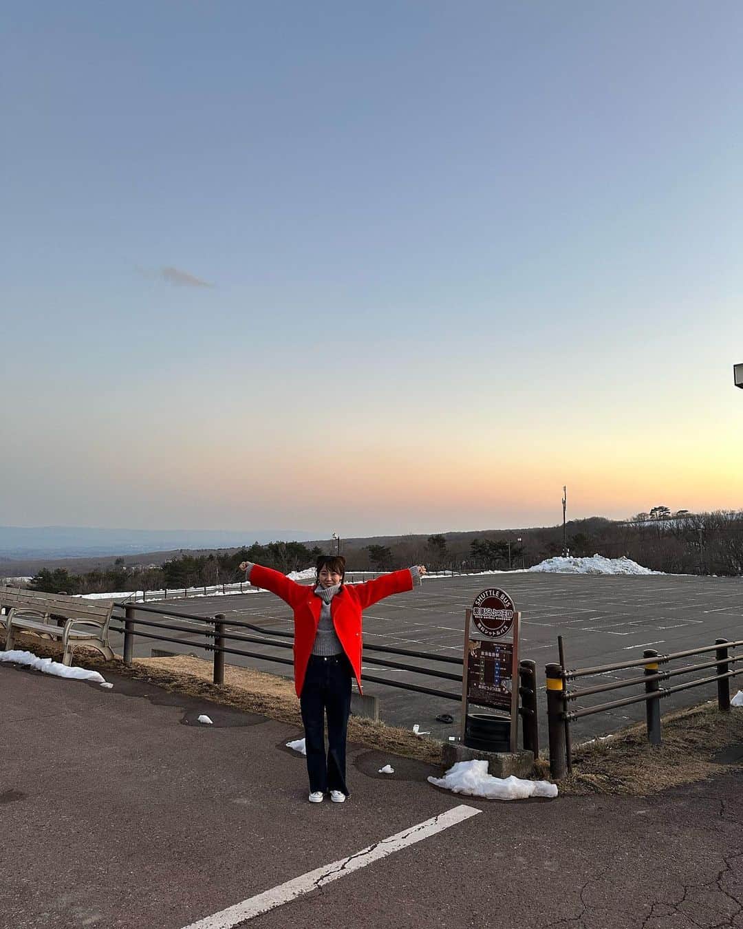 森千晴さんのインスタグラム写真 - (森千晴Instagram)「ロケが終わると、綺麗なグラデーションの空でした😸宇都宮はコート要らずでも、那須は雪が残っていました！さむかった〜〜」3月25日 21時06分 - mori.chiharu