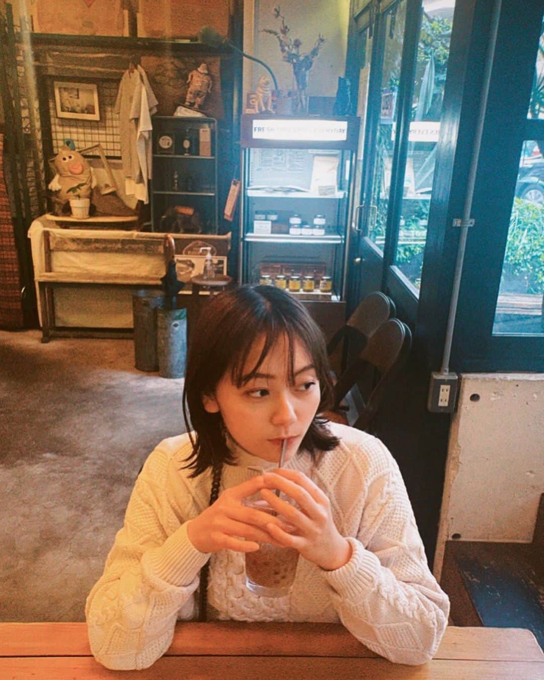 工藤綾乃のインスタグラム：「たまにはカフェも行くのさ☕️」