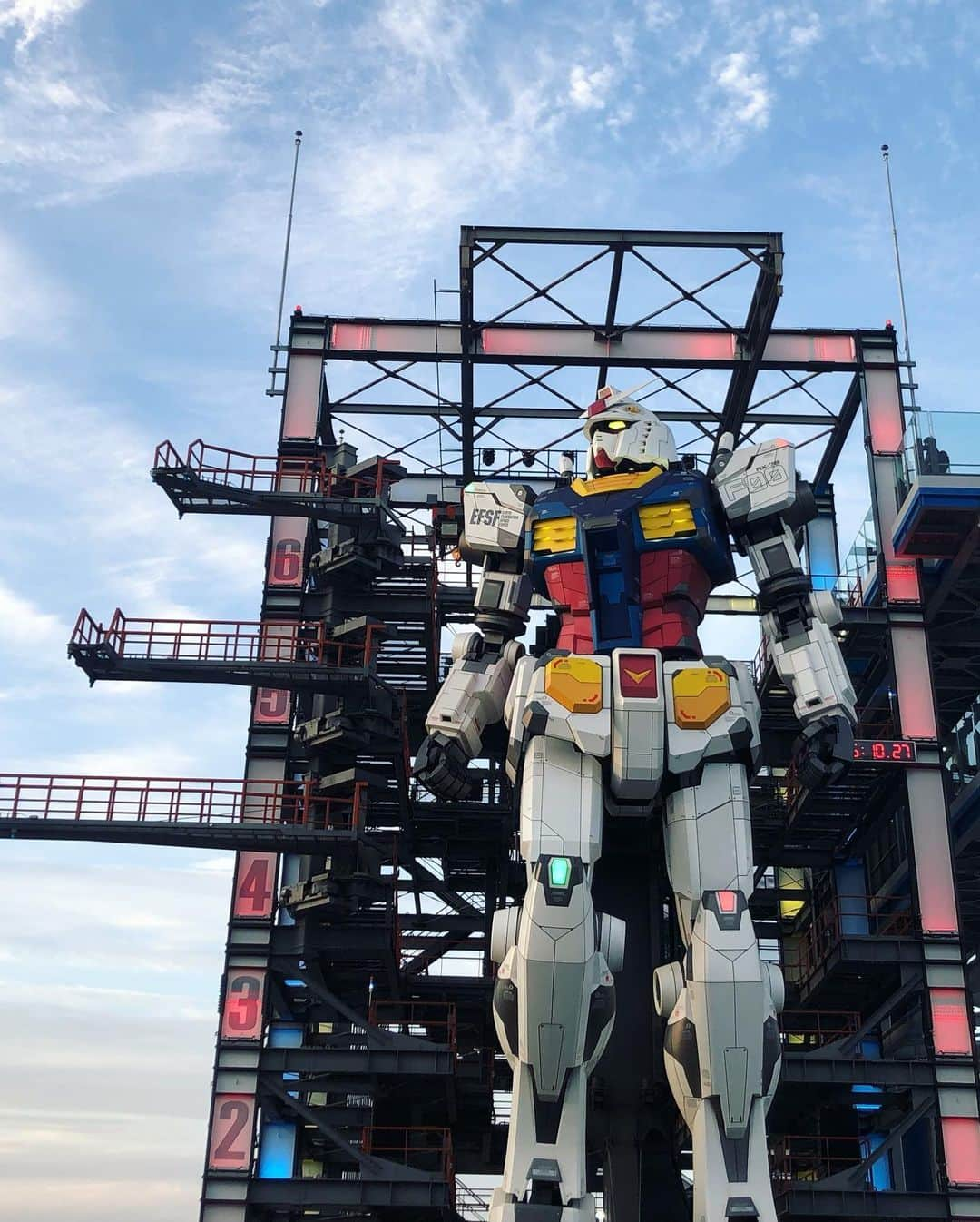 小川理子のインスタグラム：「ガンダムに会いにガンダムファクトリー横浜へ行ってきました♡ ガンダムに会うのは２回目。いつ見てもかっこいいけど、まだ少し空が明るい時からのガンダムもかっこよすぎるー🤤自撮りするの忘れた、、 ガンダムのカフェラテも飲んで、 ショーも全部見れたよ😍 ガンダムの顔や身体の近くに行けるチケットは当日券売り切れでざんねんだった、、オンラインで予約がおすすめです！！ グッズはかなり売り切れで、プラモデルが少しまだあったくらい🥺皆んなに愛されてるなー！ ガンダム‼︎ ちなみに私が1番好きなのはガンダム00で、つぎがガンダムWかな🤤ガンダム好きさん、推しを教えてー！  #ガンダムファクトリーヨコハマ #ガンダム女子 #ガンダム好き #カフェラテアート #横浜観光 #山下公園 #横浜 #神奈川観光 #gundamstagram #gundamlover #gundamfactoryyokohama」