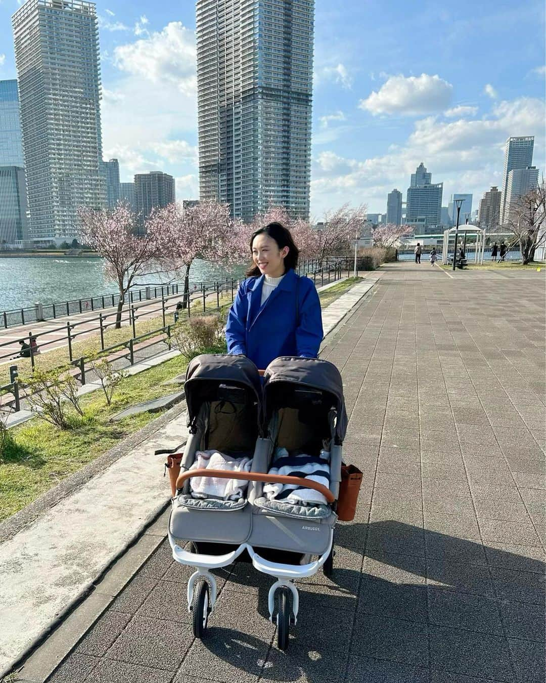 篠原菜月のインスタグラム：「双子と少しだけお出かけできた日👶👶 この日は桜満開でした🌸 ⁡ 双子のベビーカーは @airbuggyhq  エアバギー ココダブル EX フロムバース にしました！ ⁡ 生まれてすぐから使えるのが🙆‍♀️ 片手でも押しやすいくらい操作がしやすくて、安定感の良さに驚きました。2人をエアバギーに乗せると心地よいのかよく寝てくれて嬉しい✨ メッシュの窓があるのでバギー押しながら2人の様子をよく見てます😙 ⁡ 私はエアバギー代々木公園本店へココダブルを見に行きました。 ドアやエレベーターもストレスなく通れるほど横幅がスマートなのが決め手でした✨ ⁡ 写真を撮ると息子がよく左手を上げています😂 ⁡  #双子育児#男女双子#お出かけ#初散歩#ベビーカーデビュー#airbuggy#エアバギー#エアバギーココダブル#双子ベビーカー#エアバギーとおでかけ#双子ママ#桜満開#2023年2月出産」