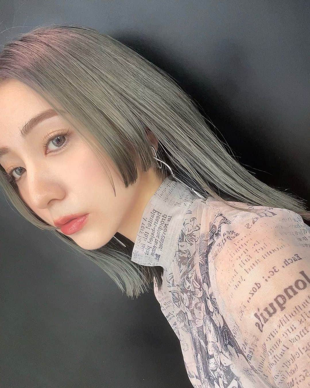 松尾 瞳のインスタグラム：「こないだの撮影dayメイク💄  今年の花粉やばすぎん？え？死ぬど？？ って思ってたけど雨の日続いて気持ちマシ🌼  #姫カット #ヘアスタイル #ハイトーン #メイク #カラコン #アイメイク」