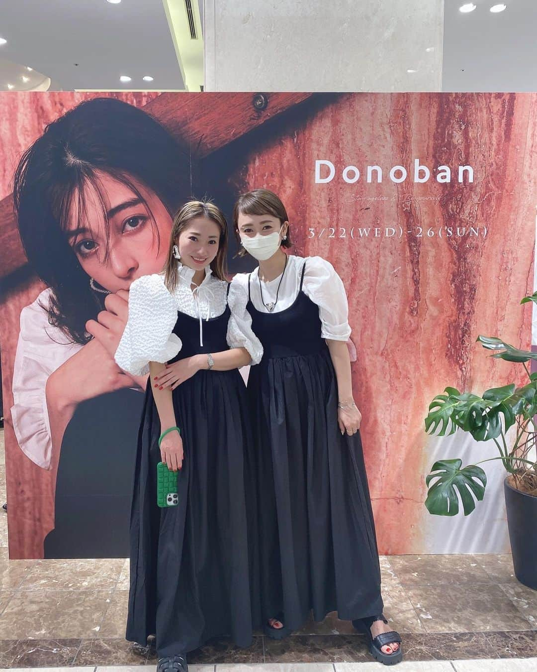 松本明子さんのインスタグラム写真 - (松本明子Instagram)「・ @donobanweb がpopup中のジェイアール名古屋高島屋に行ってきました🫶🏽 オリジナル商品はもちろん @m_akiron コラボのお洋服やアクセサリーもいっぱいあって、どれもめちゃくちゃ可愛かったー🥰 あきろんコラボの服は明日26日の13時から電話でのリモオーダーができて、このタイミングのみ店頭以外で買えるみたいです😍 あきろんとお揃いにしたこのワンピースも、ストラップで長さ調整が出来るから153cmの私も着れましたよ♡リモオーダーの詳細は @donoban_nagoya に書いてます✨コラボアクセサリーは @donobanweb からオーダーできるみたい💕pop up shopは明日までなのでお近くの方は是非🫶🏽  #donoban#donoban_akiron #153cmコーデ #sサイズコーデ #低身長コーデ#fashion #outfit #ootd #cordinate #simple #mamafashion #sサイズコーデ #シンプルコーデ #ファッション　#コーディネート#ママコーデ #ハイトーンカラー #ハイトーン#カジュアルコーデ #大人シンプル #30代ファッション#全身コーデ#着回しコーデ#ワンピース#popup #popupshop」3月25日 21時18分 - ata_1026