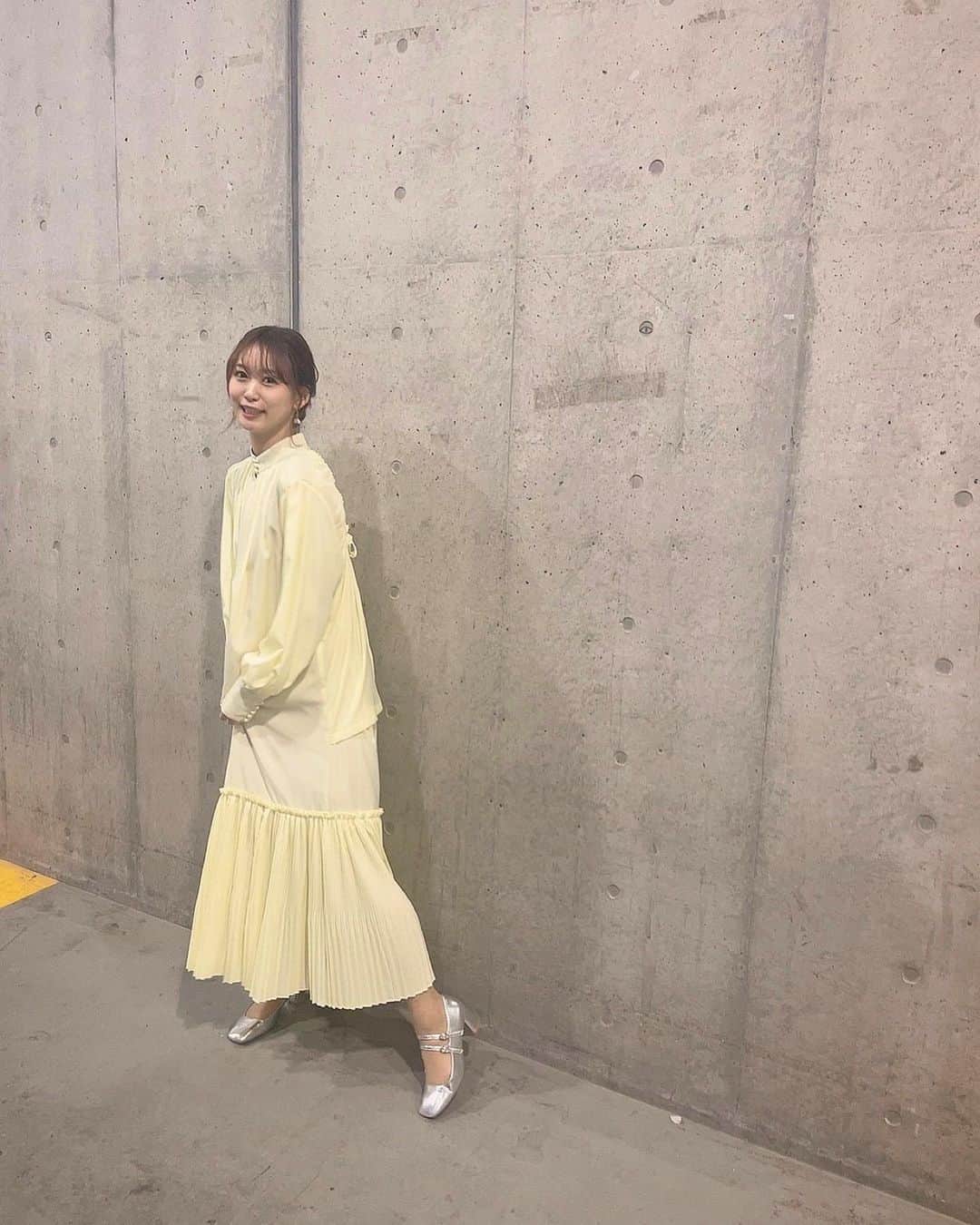 芹澤優のインスタグラム：「🌼  異世界はスマートフォンとともに。2  ヒルダちゃんが綺麗な金髪なのでなんとなくイエローかなー?と思って選びました。  朝イチにもかかわらず、来てくれた皆様ありがとうございました！ 寒かったからあったかくしててね〜  髪も可愛くまとめてもらいまひた  へへ  私服 ワンピース　@ray_beams_official   #朝一の顔丸くなりがちで #手でほっぺ隠しがち #小顔効果期待してる」