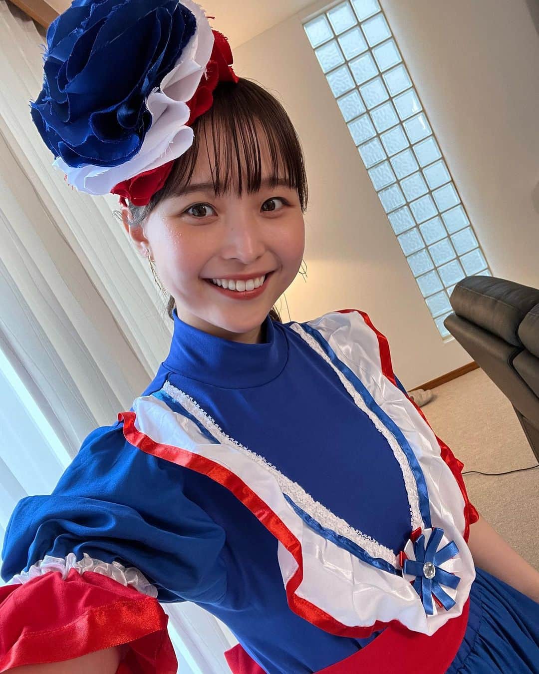 のインスタグラム：「YouTubeチャンネル『WorldBuzzCooking』3月はドミニカ共和国編をお送りしました！  駐日ドミニカ共和国大使館にお邪魔して、大使ご夫妻にお料理を教えていただいたり、ダンスをしたりと盛りだくさんでした。 写真はドミニカの民族衣装🇩🇴  そして、明日はワイドナショーです！  #ドミニカ共和国#ドミニカ#民族衣装#🇩🇴」