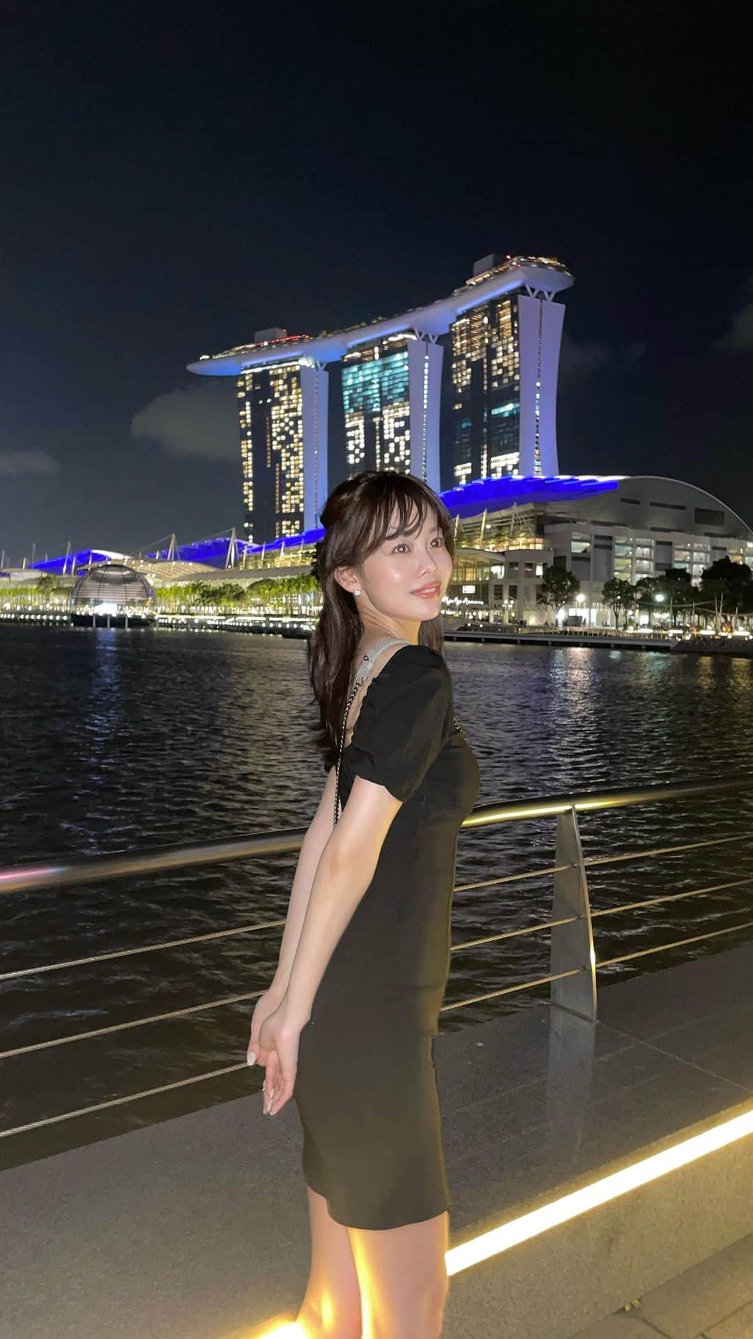 浅川由梨子のインスタグラム：「マリーナベイサンズは下からみても上からの景色もきれいだった〜✨  #singapore #marinabaysands #celavisingapore」