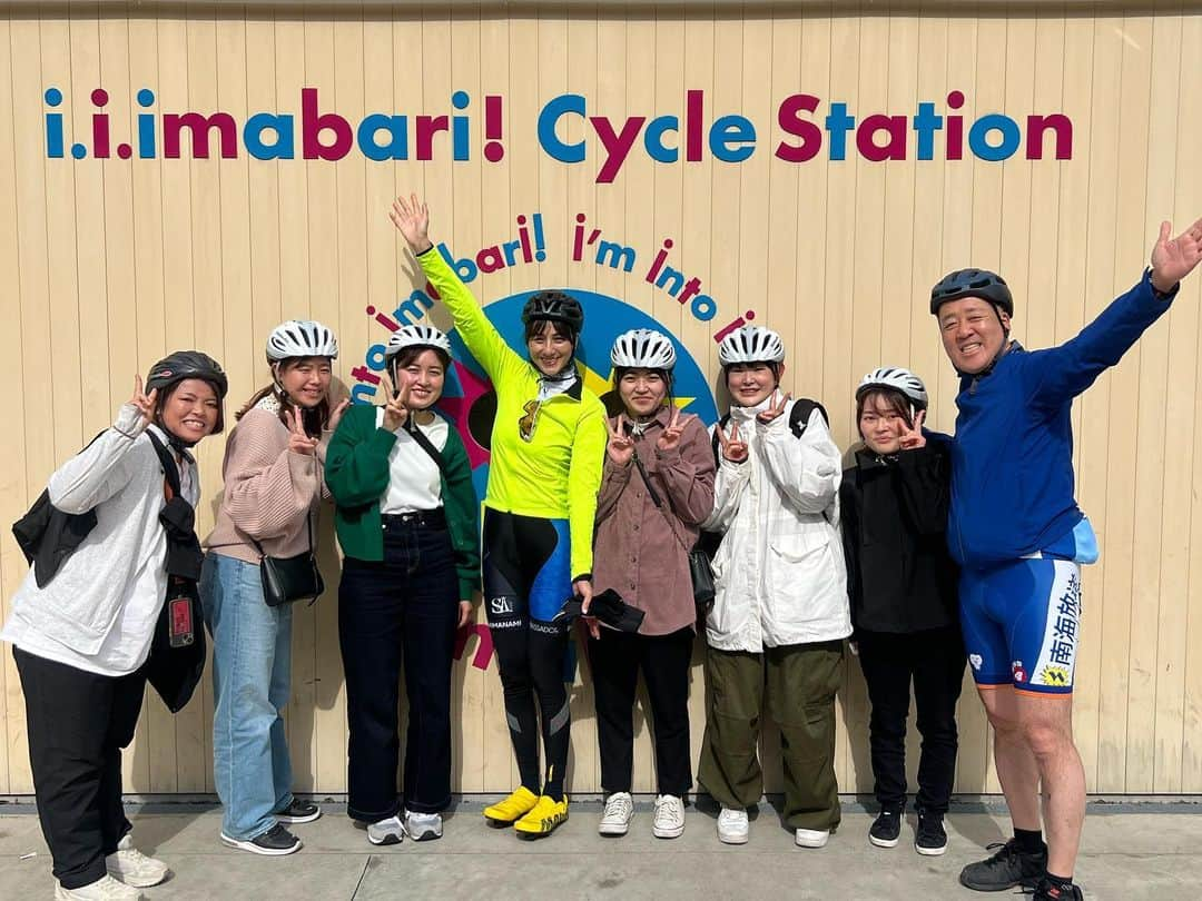 道端カレンさんのインスタグラム写真 - (道端カレンInstagram)「🚴‍♀️  しまひめライド イベント  今日、明日と2日間に渡って行われる しまひめライドイベントに、今治・しまなみ海道自転車大使として参加させていただきました。  昨夜から降り出した雨に、今日もお天気が心配でしたが、朝からお天気回復し午後には日差しが出てきました。  愛媛県の中村知事をはじめ、今治の徳永市長、初めましての松山市長と西条市長と上島町長とお話でき、 元プロ野球選手でメジャーリーグにも行かれていました愛媛県上島出身の岩村明憲さんとゲストライダーとして走らせていただきました。  参加されるライダーの皆さまは、デジタルスタンプラリーのアプリをダウンロードしていただき、各スポットに用意されたQRコードを集めていくと抽選で愛媛県の特産品がプレゼントされると言うイベントです。  残念ながら私の参加は本日だけでしたが、明日もご参加の皆さま、シマヒメライド楽しんでください。  そして、しまなみ街道から寄り道をしたたくさんの新しい場所でもスタンプを探し集めていただき、ぜひ満喫してください。  #今治しまなみ海道自転車大使  #愛媛県 #今治市 #松山市 #上島町 #観光」3月25日 21時21分 - karenmichibata