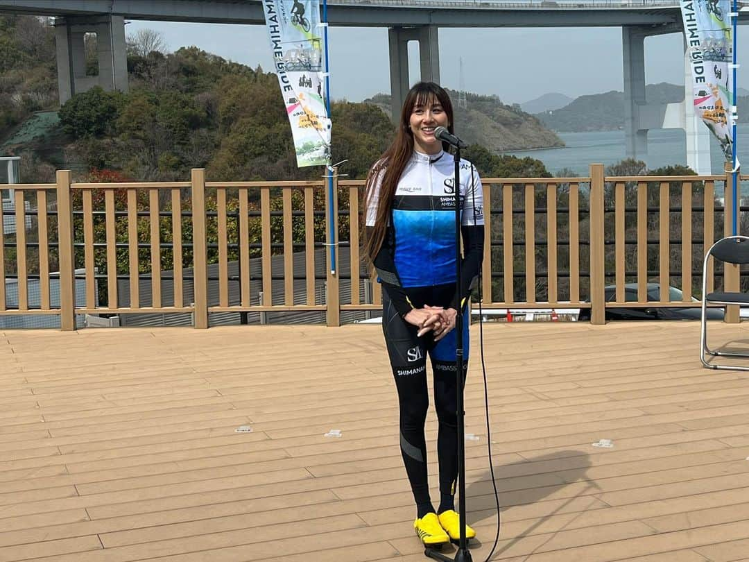 道端カレンさんのインスタグラム写真 - (道端カレンInstagram)「🚴‍♀️  しまひめライド イベント  今日、明日と2日間に渡って行われる しまひめライドイベントに、今治・しまなみ海道自転車大使として参加させていただきました。  昨夜から降り出した雨に、今日もお天気が心配でしたが、朝からお天気回復し午後には日差しが出てきました。  愛媛県の中村知事をはじめ、今治の徳永市長、初めましての松山市長と西条市長と上島町長とお話でき、 元プロ野球選手でメジャーリーグにも行かれていました愛媛県上島出身の岩村明憲さんとゲストライダーとして走らせていただきました。  参加されるライダーの皆さまは、デジタルスタンプラリーのアプリをダウンロードしていただき、各スポットに用意されたQRコードを集めていくと抽選で愛媛県の特産品がプレゼントされると言うイベントです。  残念ながら私の参加は本日だけでしたが、明日もご参加の皆さま、シマヒメライド楽しんでください。  そして、しまなみ街道から寄り道をしたたくさんの新しい場所でもスタンプを探し集めていただき、ぜひ満喫してください。  #今治しまなみ海道自転車大使  #愛媛県 #今治市 #松山市 #上島町 #観光」3月25日 21時21分 - karenmichibata