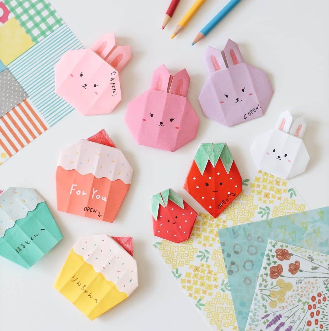 きなこのインスタグラム：「1枚のおりがみで作れる、かんたん折り紙てがみ🐰  年長さんくらい〜小学校低学年でも折れる、春っぽい3選✨ お友達に、お父さんお母さんに、折り紙に手紙を書いて可愛く渡せちゃう☺️  壁に貼って飾っても可愛いよ♡ 好きな色の折り紙でつくってみてね🥰  ▶︎ハイライト"おりがみ"に折り方の詳細載せてます🙌」