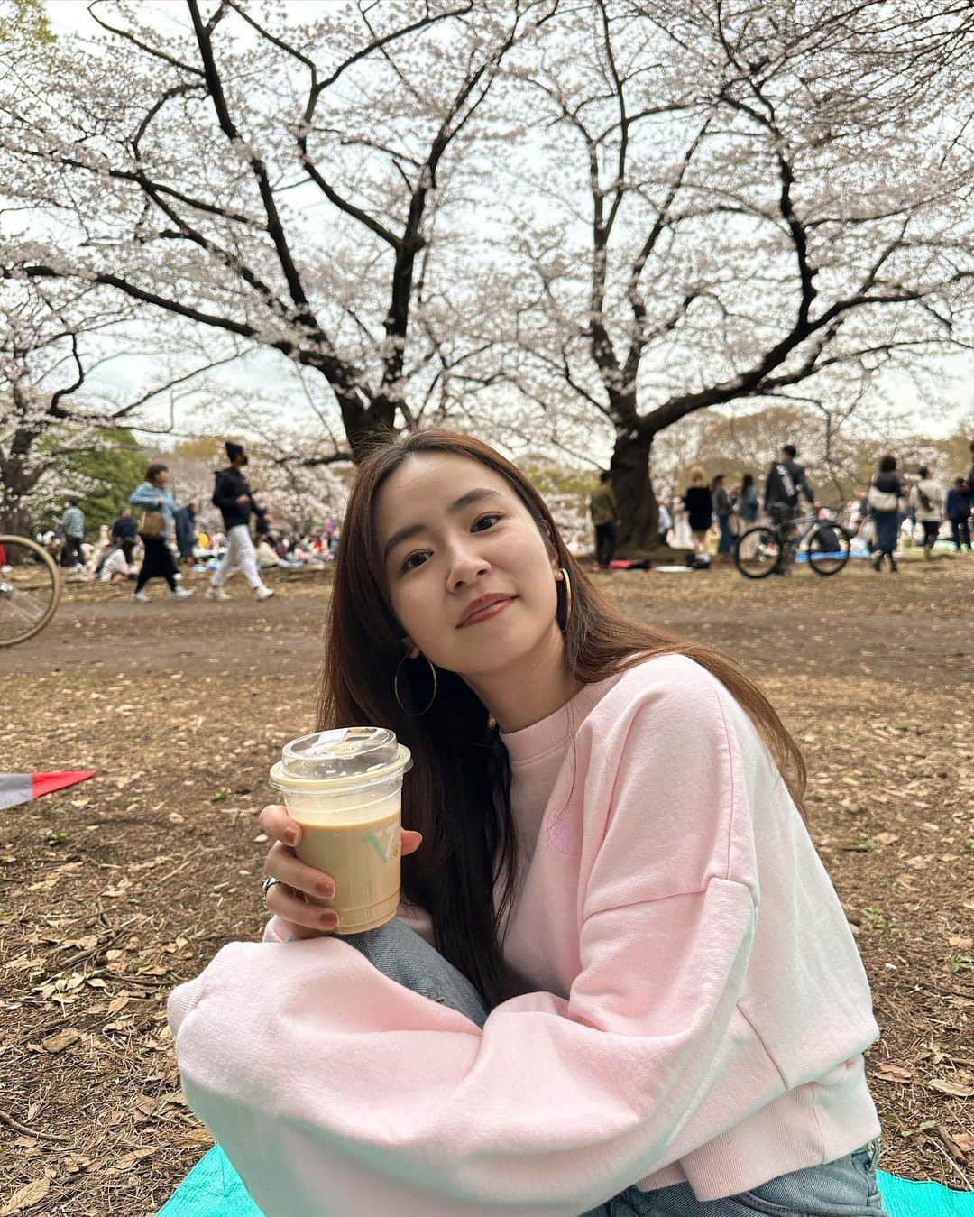のインスタグラム：「. お花見Day🪩🪩🪩 雨が降る前にお花見できて良かった〜🌸 でもでも、 新宿御苑にお花見しに行って 買い出しもバッチリいざ出陣！したら 事前予約しか入れない日で 泣く泣くタクシーで代々木公園に向かったと言うエピソード付き☺️✌🏽  曇ってはいたけど風がなくて ゆっくり出来てよかったぁ〜🍃  pinkのスウェットがお花見にぴったりすぎてお気に入り🛍️🎀」