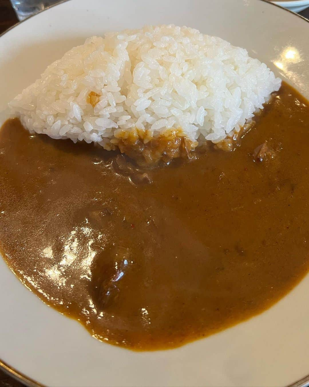 佐藤竜雄のインスタグラム：「今日の昼はのっけさんで #r15カレー ！甘くて辛くて美味しい欧風カレーでした。大阪のインデアンカレーが好きな人は是非！ #高円寺ランチ #カレー #甘辛 #結構辛い #汗だく #ご飯もうまい」